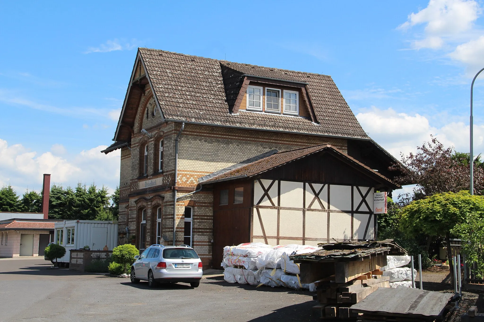 Photo showing: Ehem. Bahnhof von Kesselbach, heute auf dem Betriebsgelände der Fa. Nachtigall