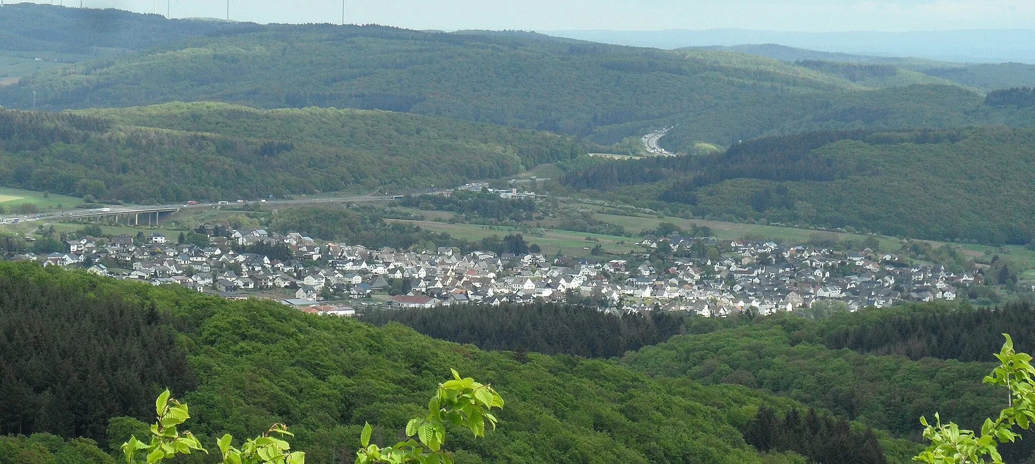 Photo showing: Burg Greifenstein: Aussicht nach Osten ins Dilltal mit Ort Katzenfurt; April 2020