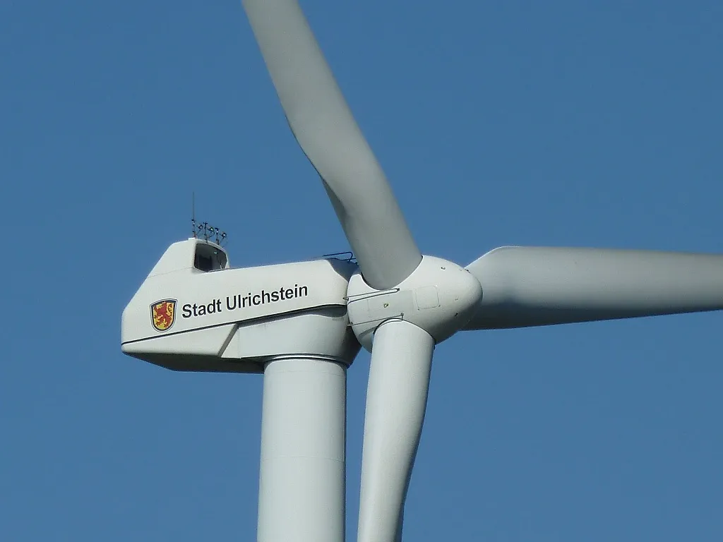 Photo showing: Municipal wind turbine (Type: NEG Micon NM 60/1000) of the Stadtwerke Ulrichstein in the "Alte Hoehe" wind farm in Hesse, Germany.