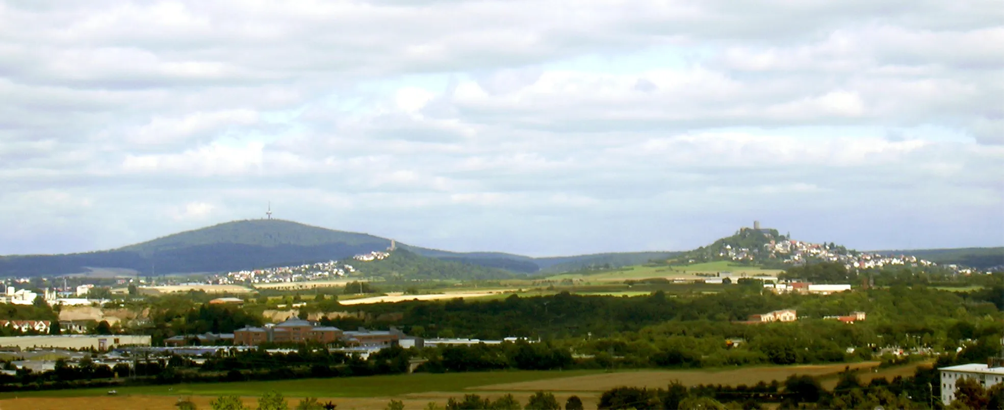 Photo showing: (Von links nach rechts) Dünsberg und die zwei Basaltkegel Vetzberg und Gleiberg bei Gießen.