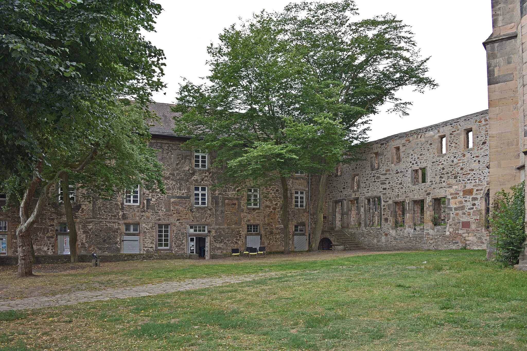 Photo showing: Kloster, Alsfeld, Hesse, Germany. The building on the left is Volkmarstraße 3.