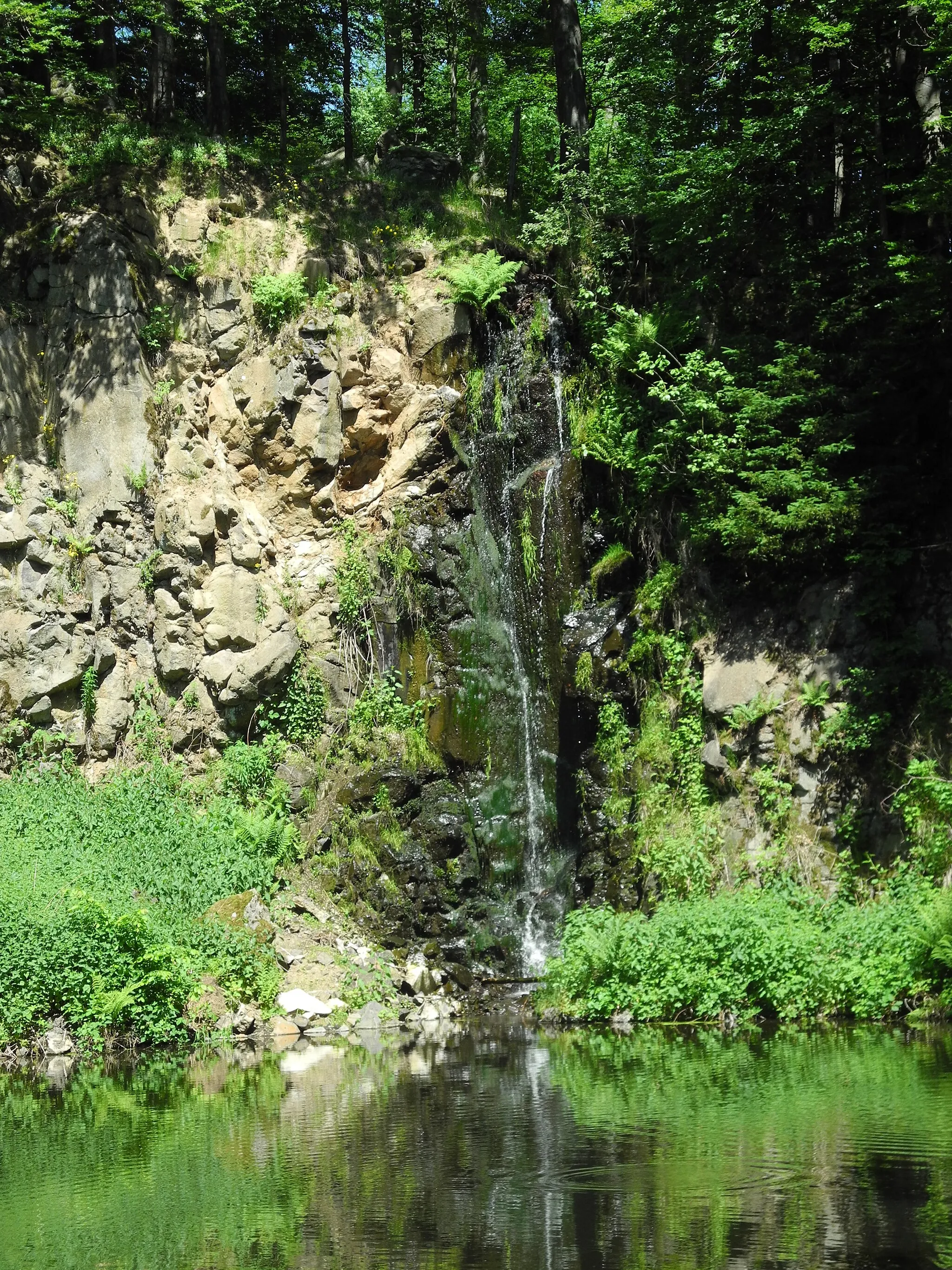 Photo showing: Der Wasserfall südöstlich von Christerode im Schwalm-Eder-Kreis, Hessen, Deutschland.
Angelegt in einem aufgelassenen Steinbruch, mit einer Fallhöhe von 11 m, in den 1970er-Jahren.