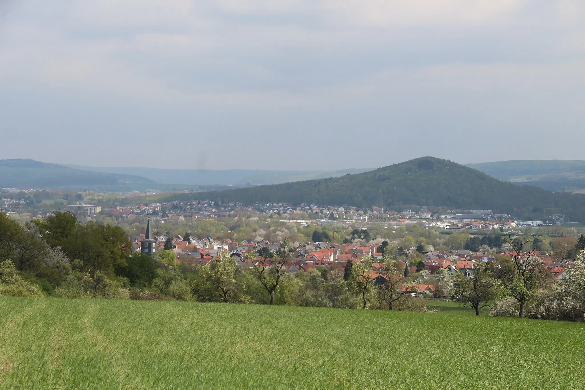 Photo showing: Wißmar in Obstwiesen und Lollarkopf mit Lollar jenseits der Lahnaue