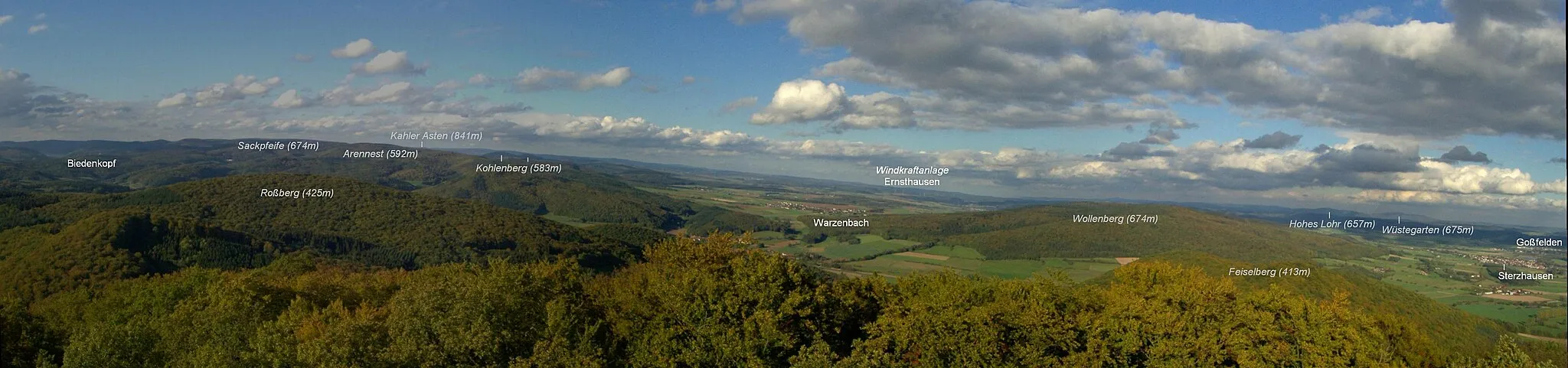 Photo showing: Blick vom 498 m hohen Rimberg im Gladenbacher Bergland auf das Rothaargebirge mit der Sackpfeife (674 m) und seinen Vorhöhen Arennest (592 m), Kohlenberg (583 m) und Wollenberg (474 m) im Norden. Ganz rechts im Hintergrund der 35 km entfernte Kellerwald mit dem Hohen Lohr (657 m) und dem Wüstegarten (675 m).