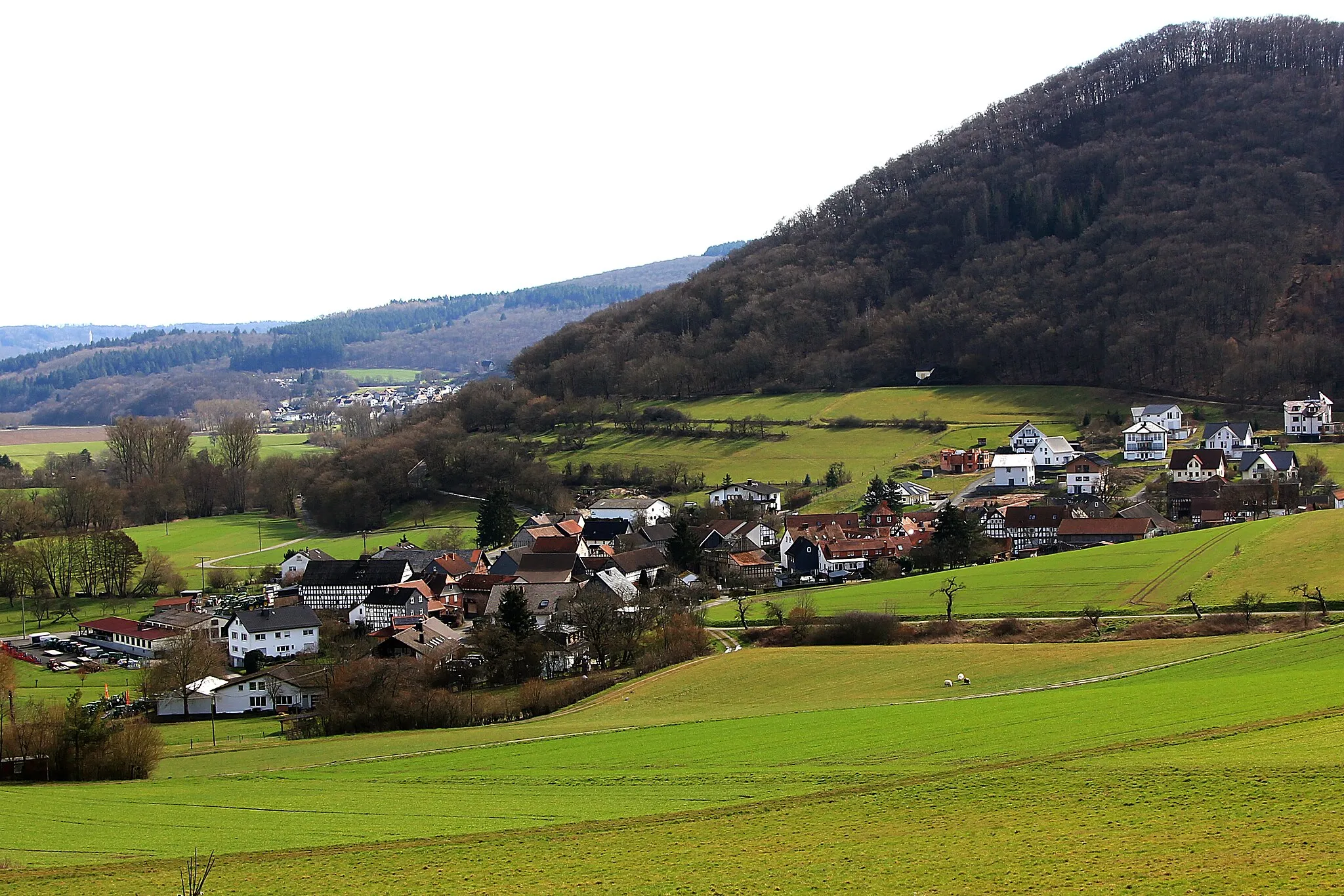 Photo showing: Kernbach im Lahntal vor dem Feiselberg. Ansicht von Nordwesten (vom Rückspiegel).