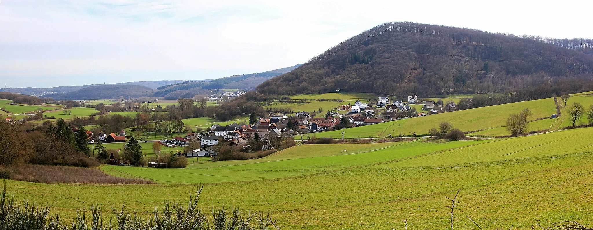 Photo showing: Kernbach im Lahntal vor dem Feiselberg. Ansicht von Nordwesten (vom Rückspiegel).