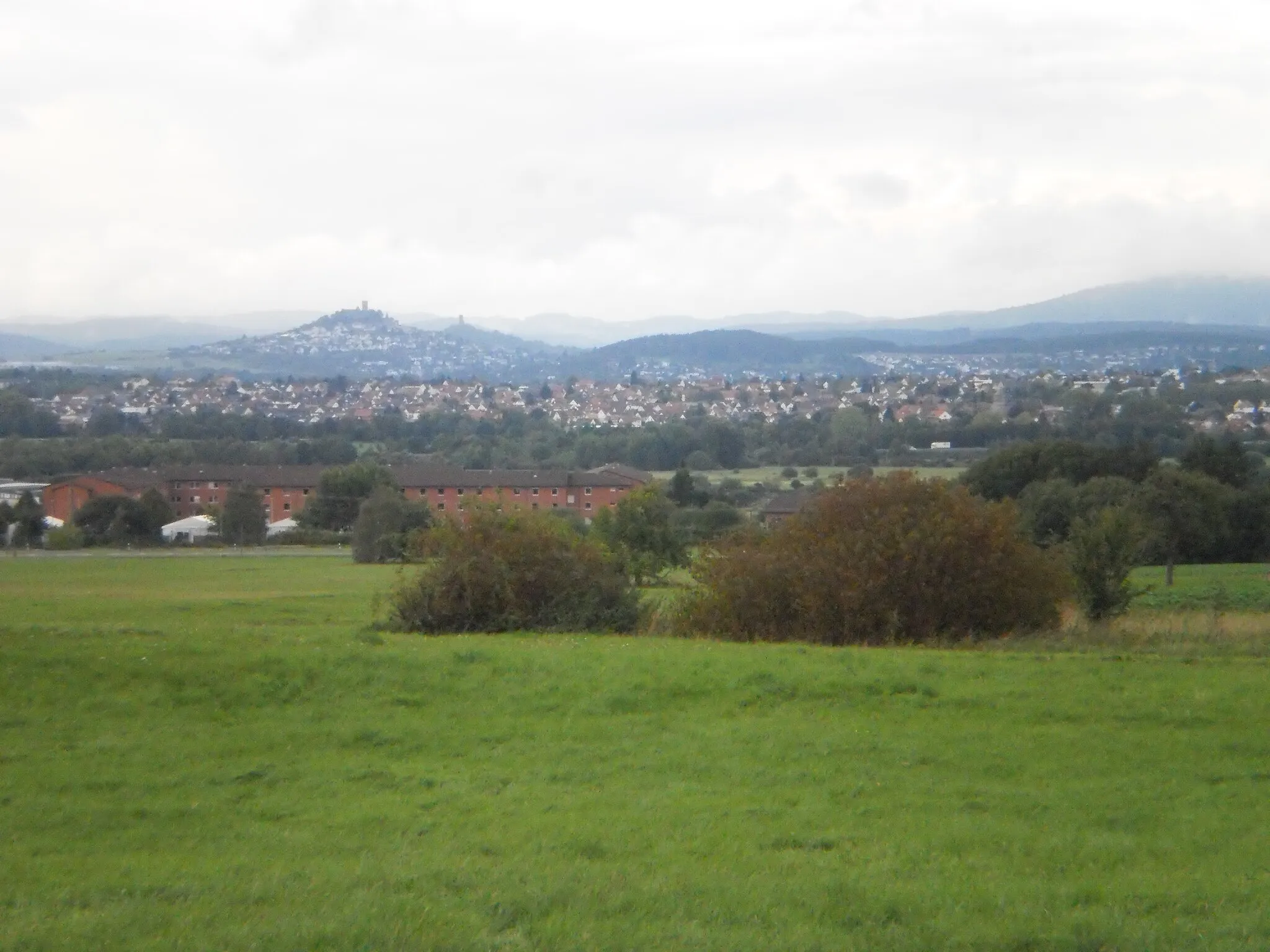 Photo showing: The two castles Burg Gleiberg, Vetzberg and the Dünsberg in the right. The photo is taken between Rödgen and the town Gießen (Germany) on a small road.