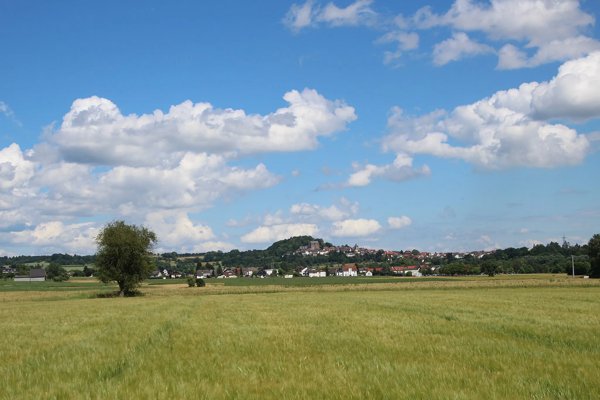 Photo showing: Panorama. Im Vordergrund Rutteshausen. Im Hintergrund Staufenberg mit Burg und Stadtturm
