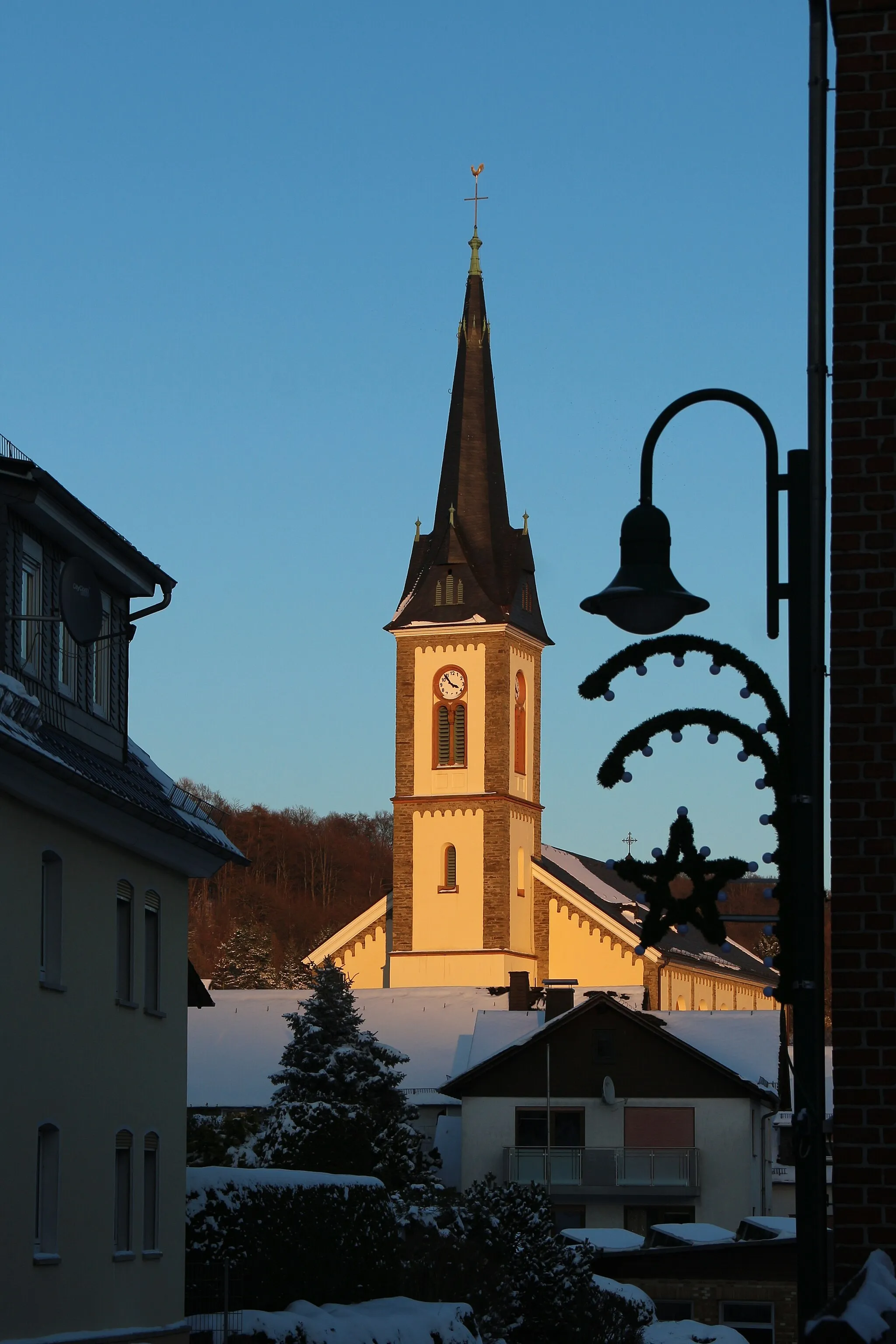 Photo showing: Hartenrod, Kirche bei Sonnenuntergang (also im natürlichen Licht)