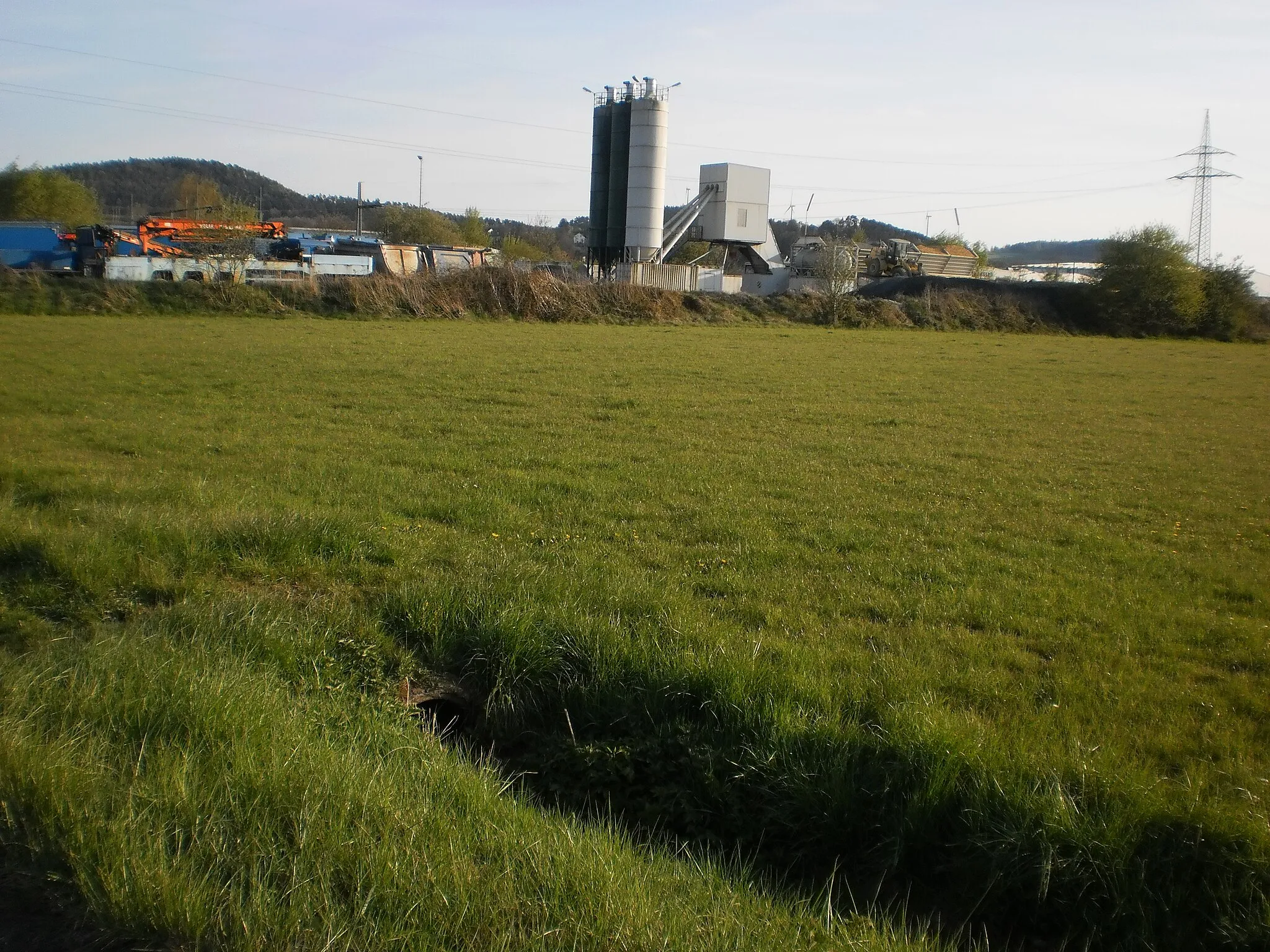 Photo showing: Eine Frage der Wahrnehmung, des Standorts und der Grösse' von Windturbinen in der Kulturlandschaft und im Siedlungsgebiet, Gewaltige Monster der Industrielandschaft für Energie aus Windkraft am Horizont, oder industriell genutzte Landschaft in der Aue bei Lahntal-Sarnau (Landkreis Marburg-Biedenkopf)? Was dominiert? Die Masse einer Turbinenschaufel in Bewegung über den Köpfen zu spüren ist allerdings etwas anderes. 2017-04-30.