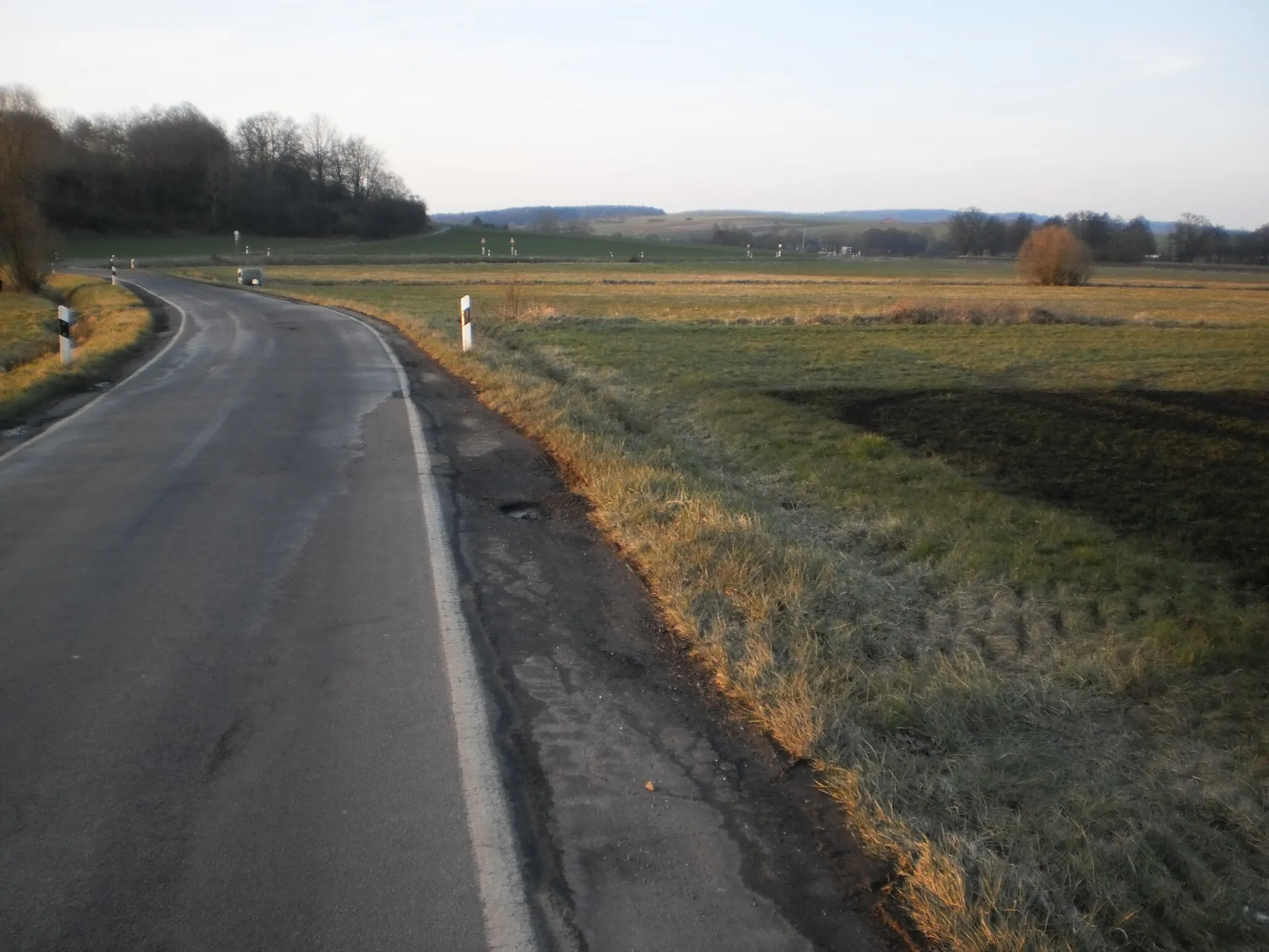 Photo showing: Lahn-Eder-Radweg (K 81) bei Lahntal-Sarnau im Wetschaft-Tal. Es ist geplant, in dieser Aue die stark befahrene Bundesstraße 62 und im Hügelland links die Bundesstraße 252 nach Norden (Wetter, de WP-Artikel) mit Ortsumfahrungen neu zu bauen. 9. März 2016.