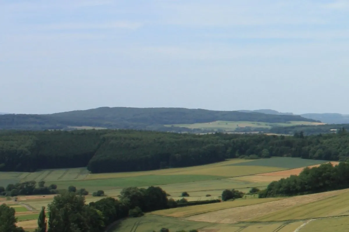 Photo showing: Der Bergrücken „Heidenhäuschen“ im Westerwald, Hessen von Merenberg aus gesehen