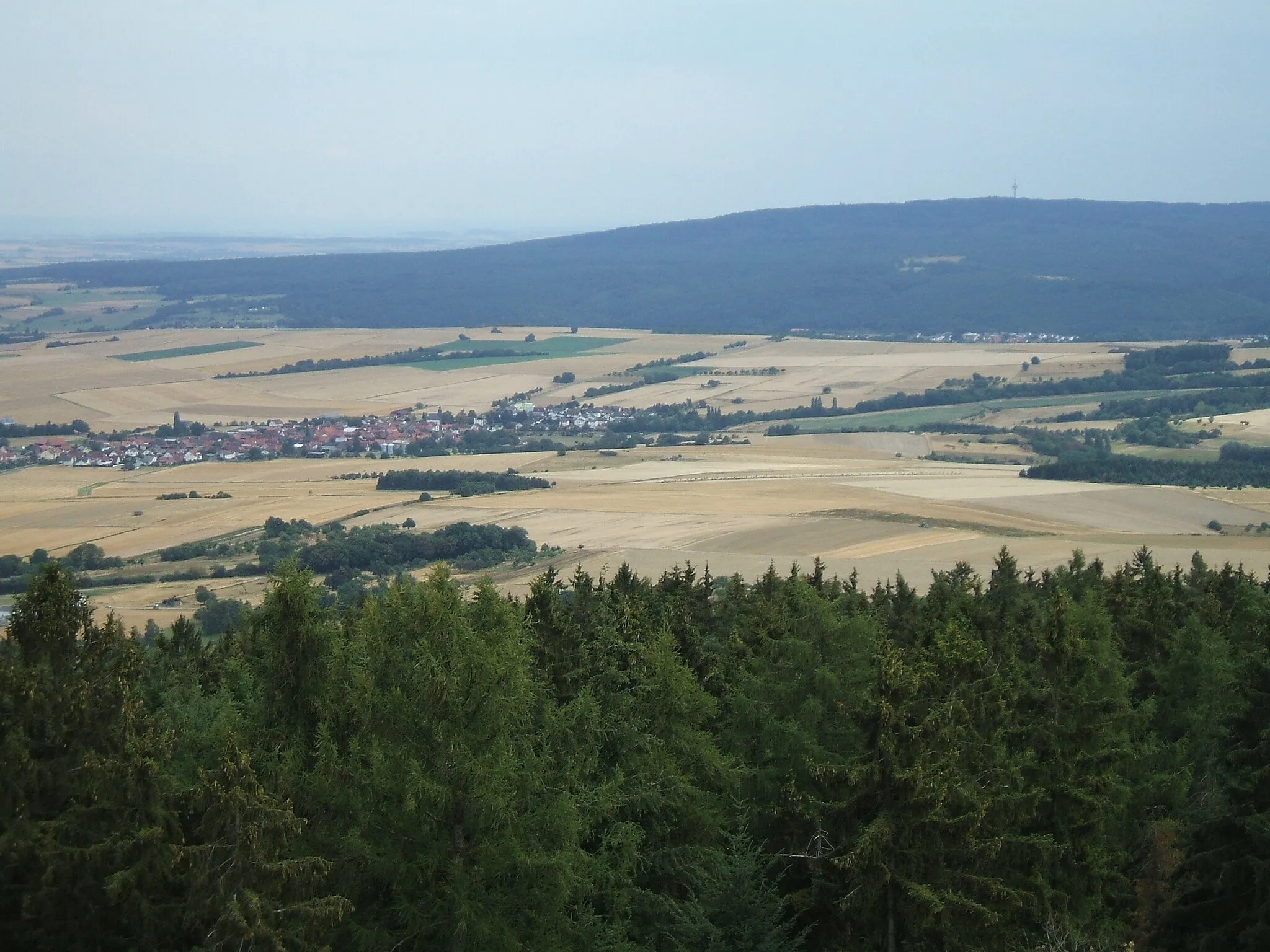 Photo showing: Blick vom Hausberg nach Süden ins Fauerbachtal; der mit Bäumen dicht bewachsene Fauerbach fließt von NW (rechts) nach SE auf Fauerbach zu (mittig links)