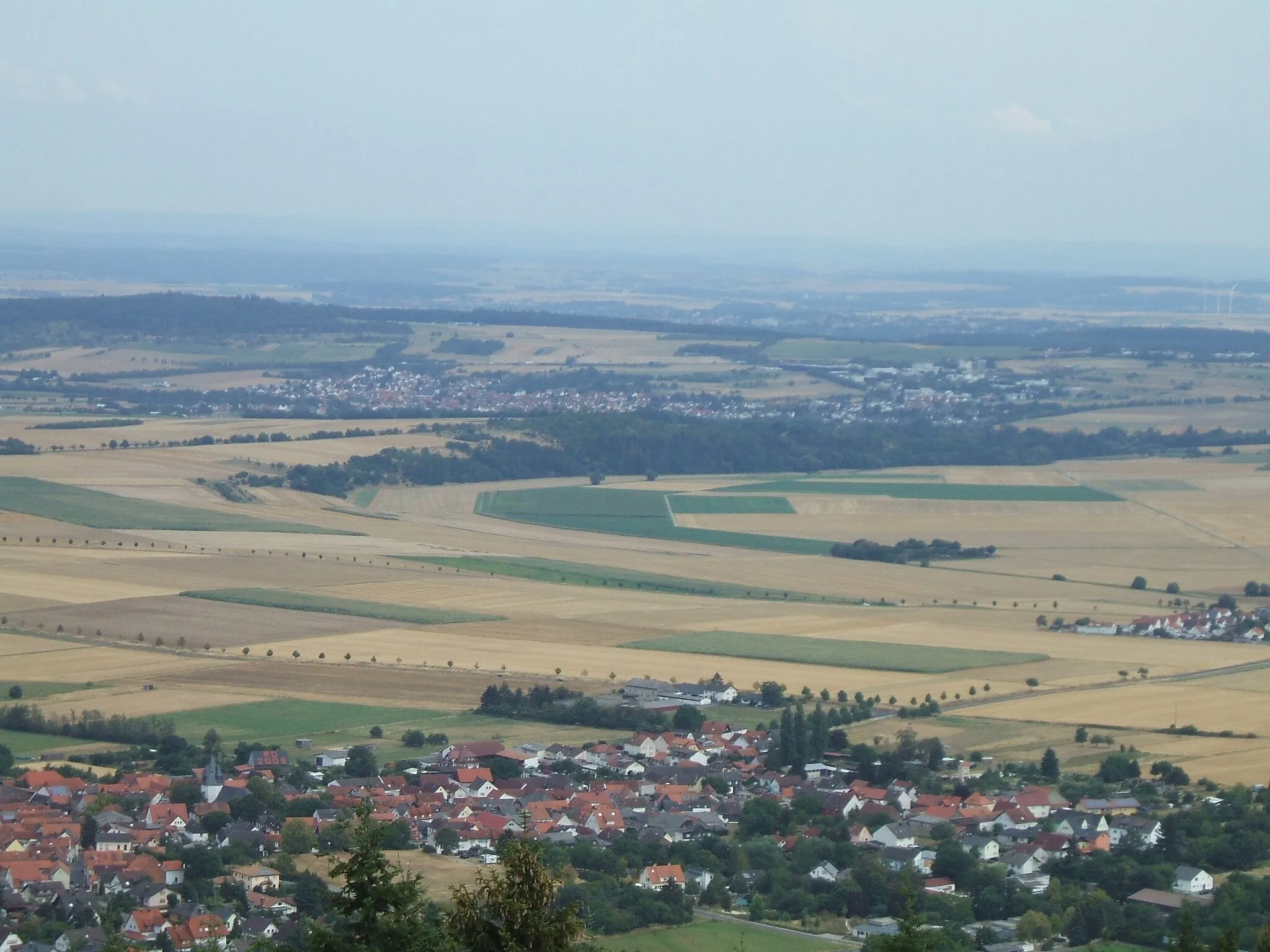 Photo showing: Blick vom Hausberg nach Süden auf das NSG "Magertriften von Ober-Mörlen und Ostheim" und den Fauerbach