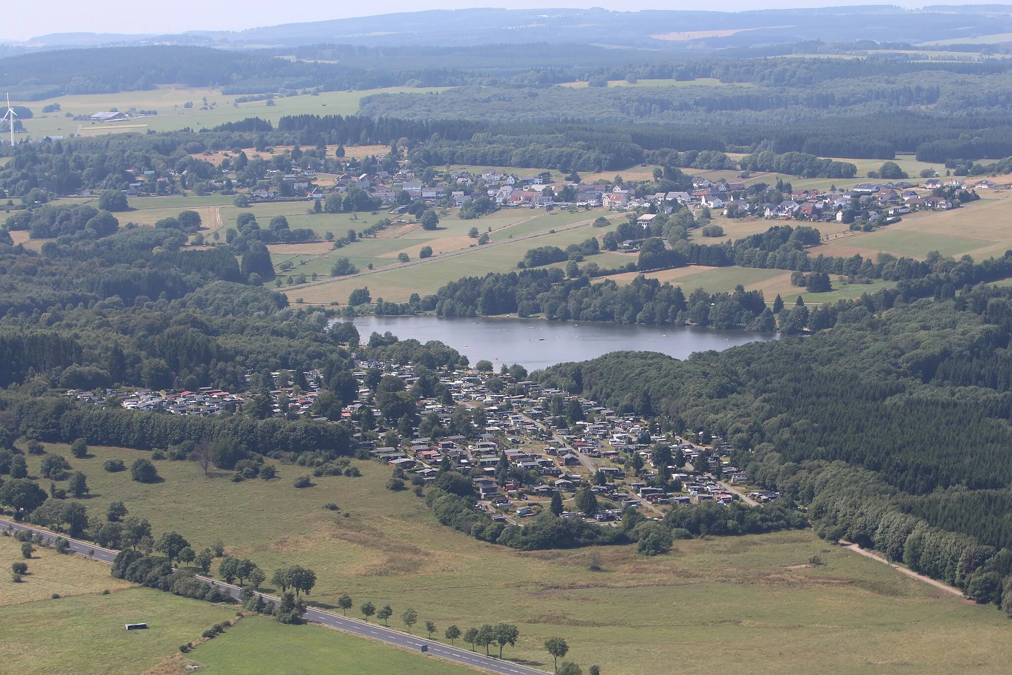 Photo showing: Der Heisterberger Weiher. Im Hintergrund das namensgebene Dorf.