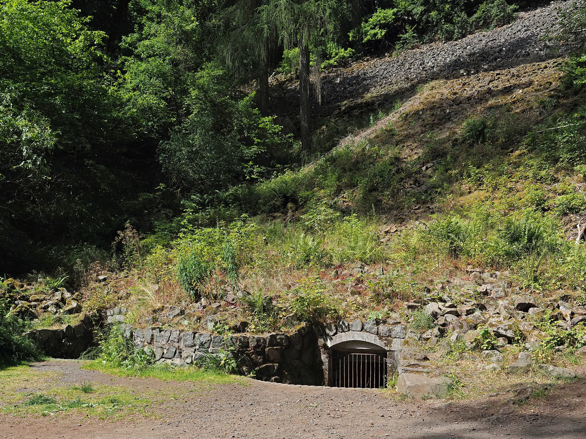 Photo showing: The Eternal Ice as seen from the track, adits and scree slope