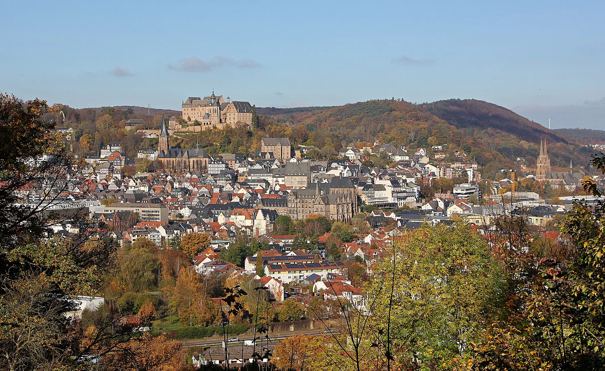 Photo showing: Stadtansicht von Marburg mit Landgrafenschloss, Lutherischer Pfarrkirche, Rathaus, Alter Universität, Universitätskirche und Elisabethkirche. Ansicht vom Wanderweg bei der Gottfried-Keller-Straße nahe Bismarckturm (von Südosten).