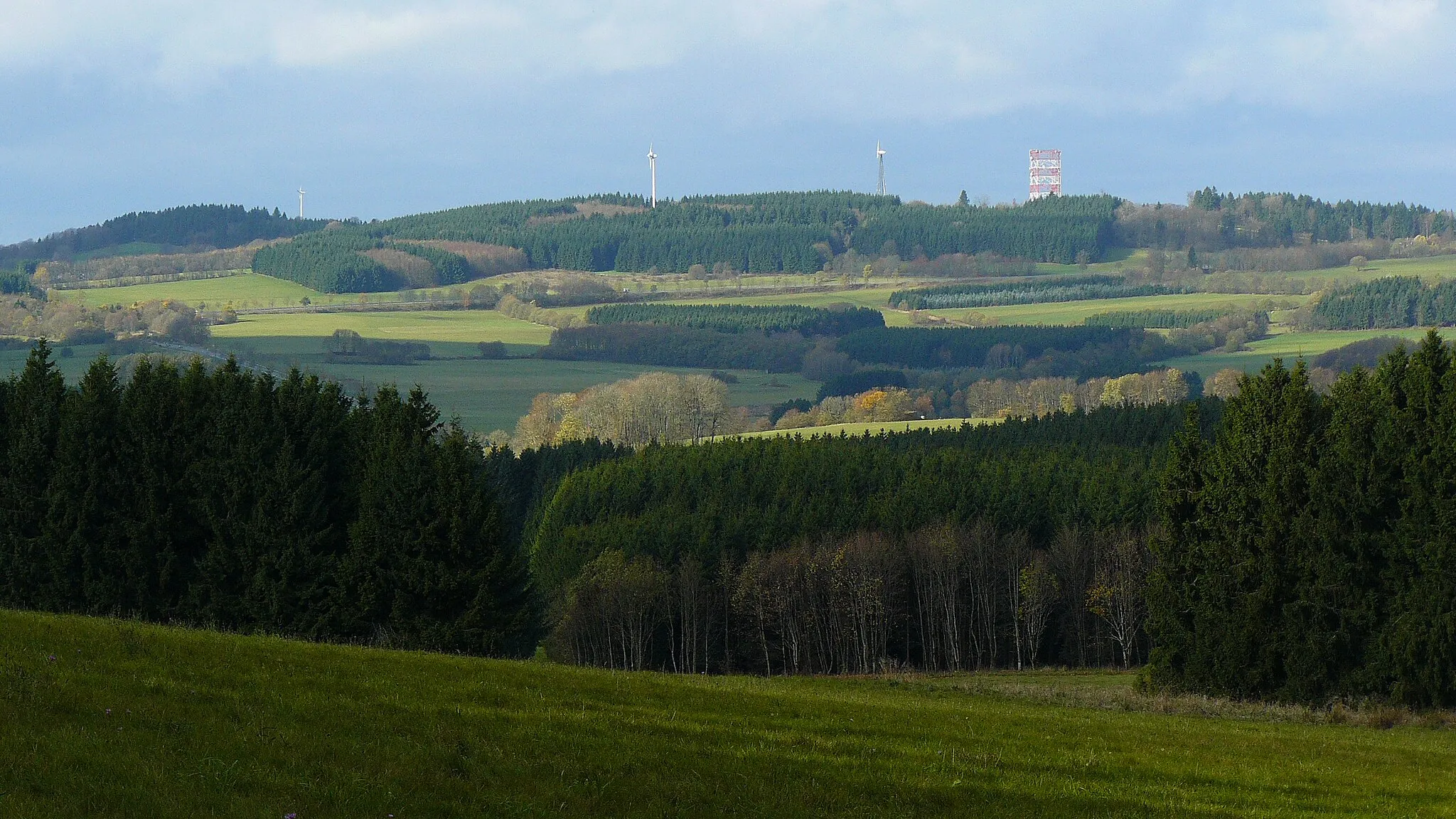 Photo showing: Der Salzburger Kopf mit dem Galgenberg (links) • Blick aus Südosten vom Nordhang des Hombergs über das obere Nistertal  •  Δ = 4,7 km; mrel = 3