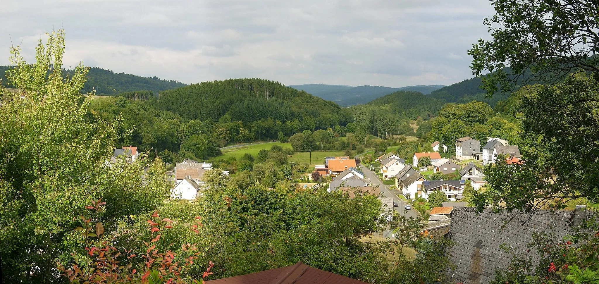 Photo showing: Das untere Gansbachtal bei Frechenhausen, im Hintergrund der Schwarzenberg und die Sackpfeife. Der Flusslauf ist links der Ortschaft, aber noch unterhalb der Landesstraße 3042 erkennbar