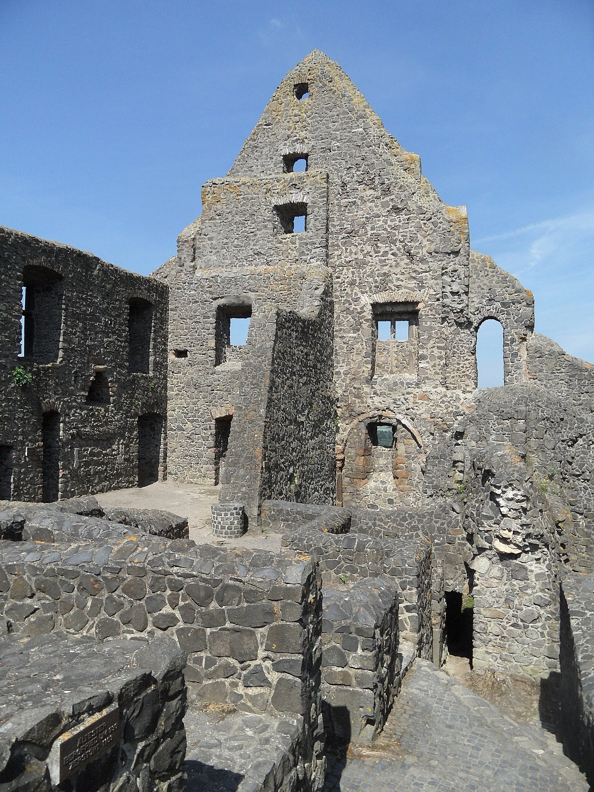 Photo showing: Burg Gleiberg: Teil des Merenberger Baus mit alter Kapelle, im Westbereich der Anlage; Mai 2018