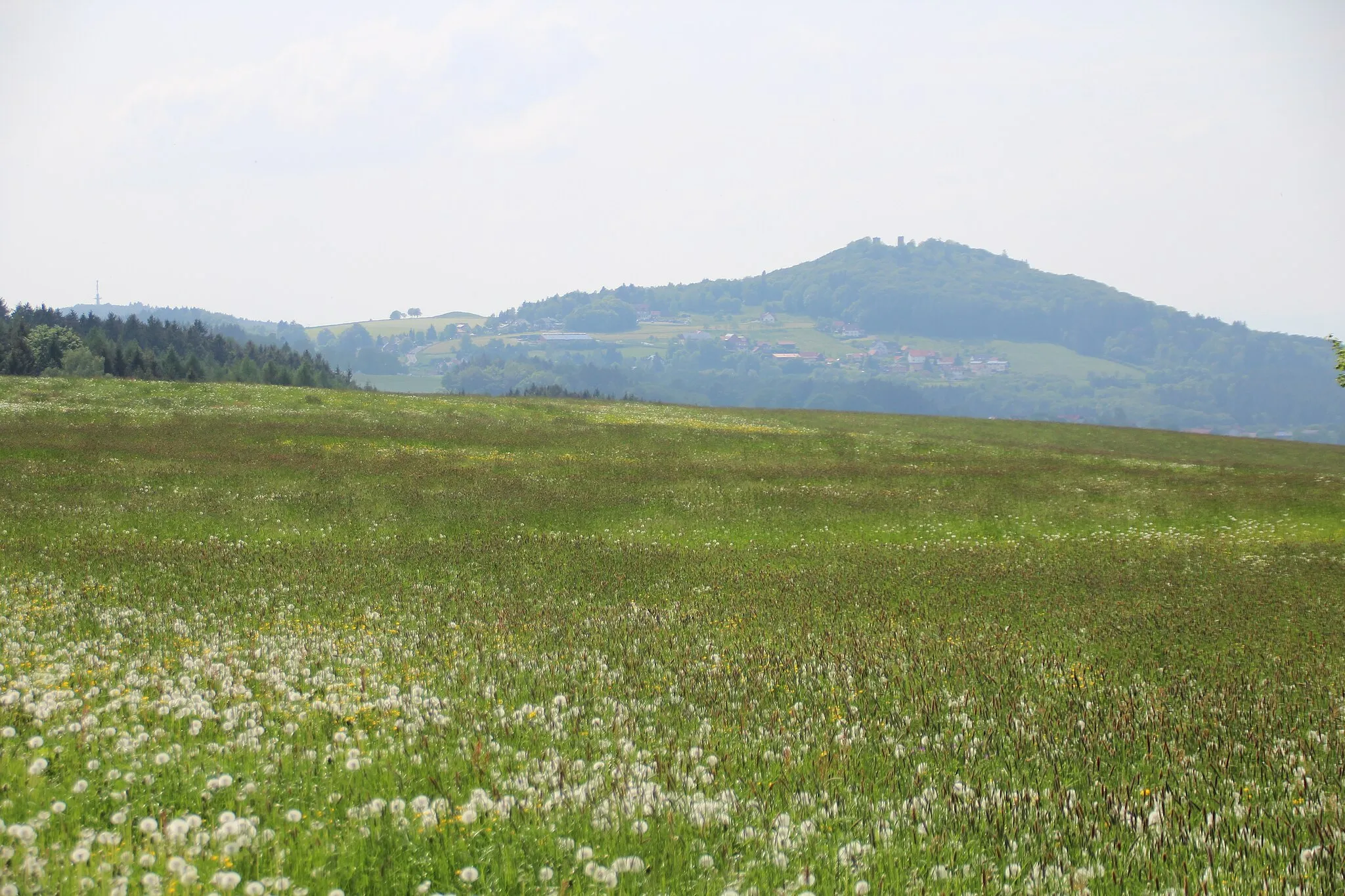 Photo showing: Blick vom Bereich zwischen Guckaisee und Schwarzerden etwa westsüdwestwärts zum Ebersberg mit der kleinen Nebenkuppe