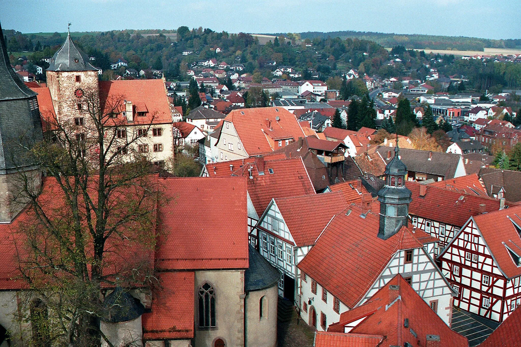 Photo showing: Blick vom Hinterturm zur Stadtkirche und der Vorderburg