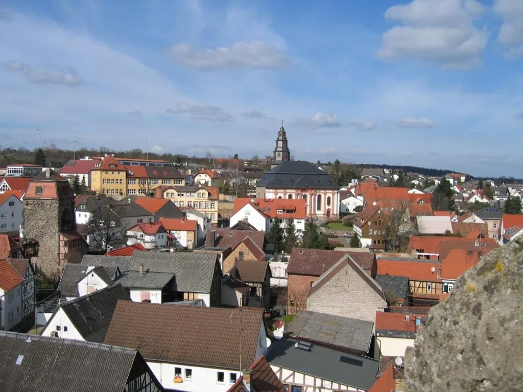 Photo showing: Blick vom Weißen Turm aus in Richtung Norden, ganz links ist der Schwarze Turm zu sehen und in der Mitte die Ev.-ref. Kirche