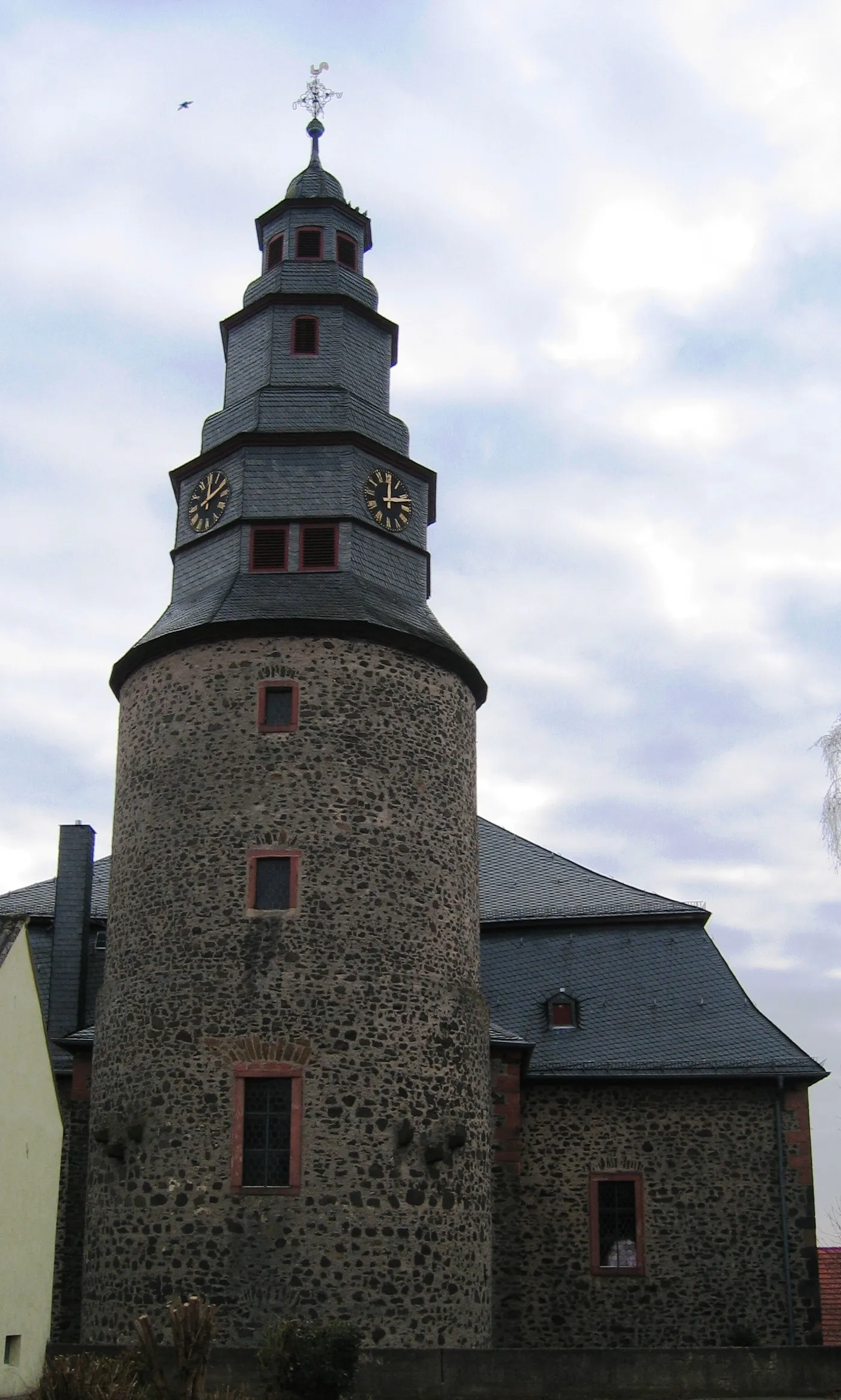 Photo showing: Kirchturm der Evangelisch-reformierten Kirche in Wölfersheim (Nordseite des Turms (also Blickrichtung Süden))