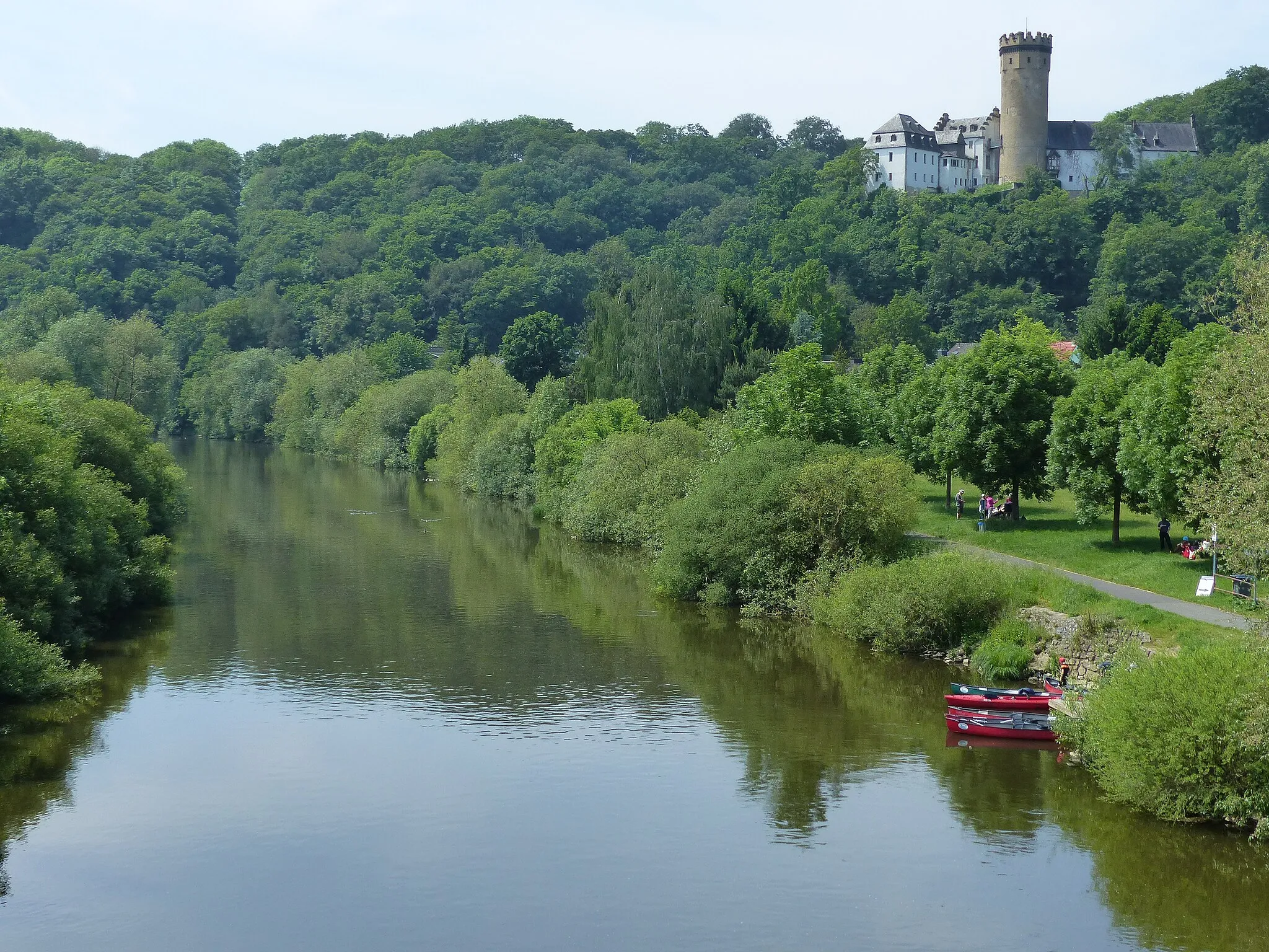 Photo showing: Lahn mit Schloss Dehrn (Blick von der Brücke in Dehrn)
