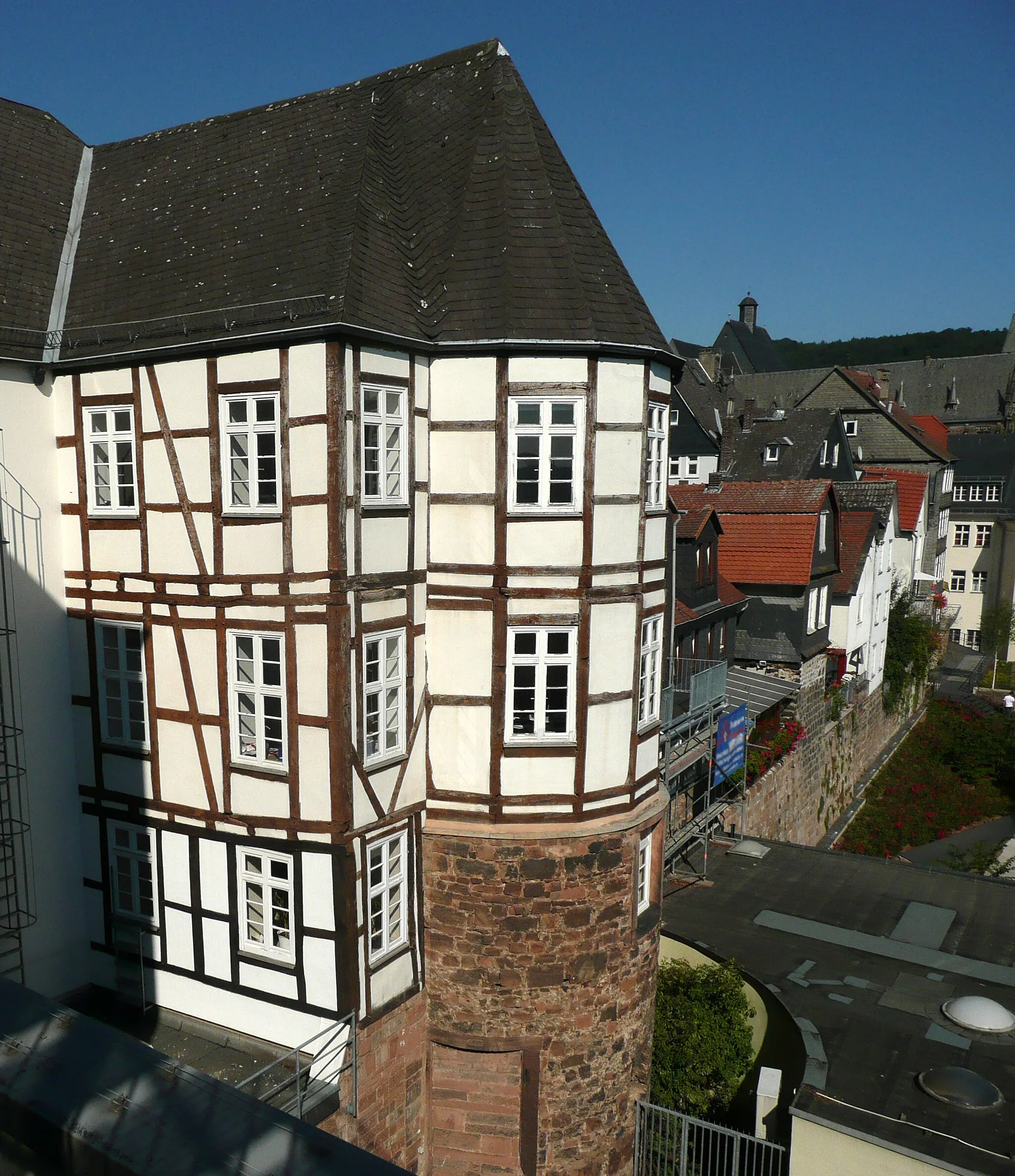 Photo showing: Hundsturm (14. Jh.) an der südlichen mittelalterlichen Stadtmauer zwischen Untergasse und Universitätsstraße in Marburg, Ansicht von SW.