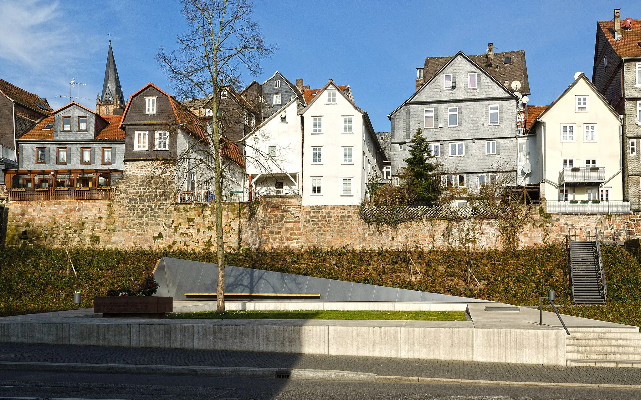 Photo showing: "Garten des Gedenkens" an der Stelle einer ehemaligen Synagoge (1897-1938) vor der südlichen mittelalterlichen Stadtmauer in der Marburger Universitätsstraße