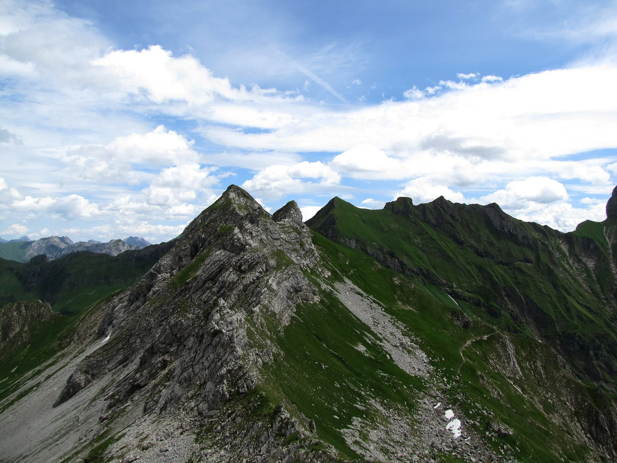 Photo showing: Blick vom Aufstieg zum Schochen nach Osten auf Lachenkopf (2111 m), Laufbacher Eck (2178 m) und Rotkopf (2194 m).