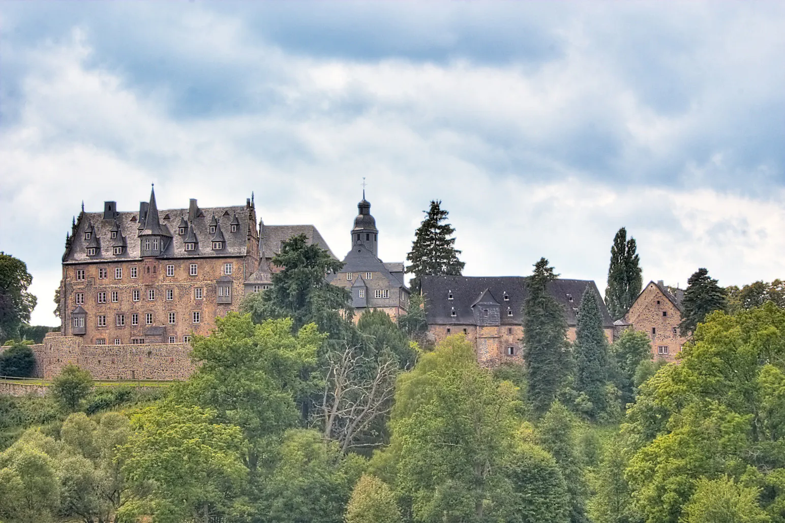 Photo showing: Schloss Eisenbach ist eine 1217 erstmals urkundlich erwähnte Burg-/Schlossanlage, die drei Kilometer südlich von Lauterbach im Vogelsberg liegt.