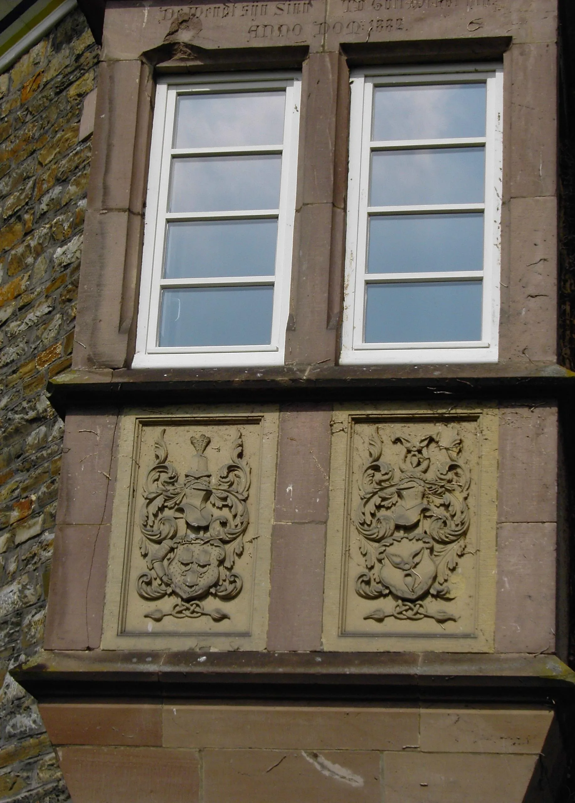 Photo showing: Schloss Gevelinghausen, Wappen der Freiherren von Wendt-Papenhausen und Romberg-Bladenhorst am Erker des Südturms