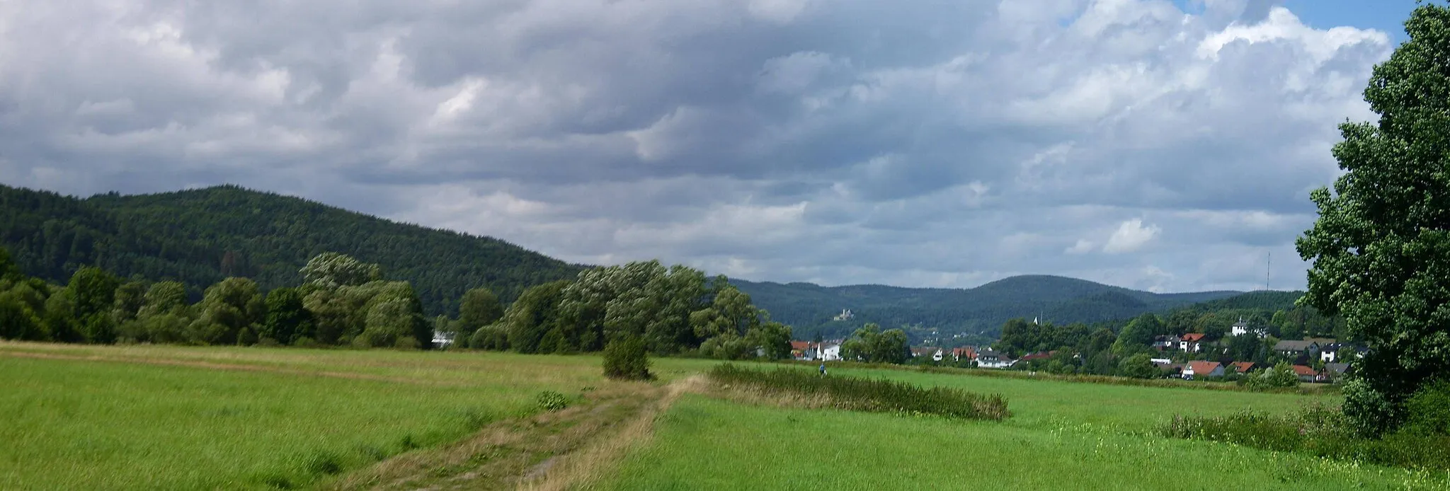 Photo showing: Blick von der Lahnaue bei Kombach auf Biedenkopf und die 631m hohe Hainpracht (rechts des Schlosses), einen Ausläufer der 674m hohen Sackpfeife (rechts im Hintergrund, Antenne) sowie auf Ostausläufer des 561m hohen Schwarzenberges (links)