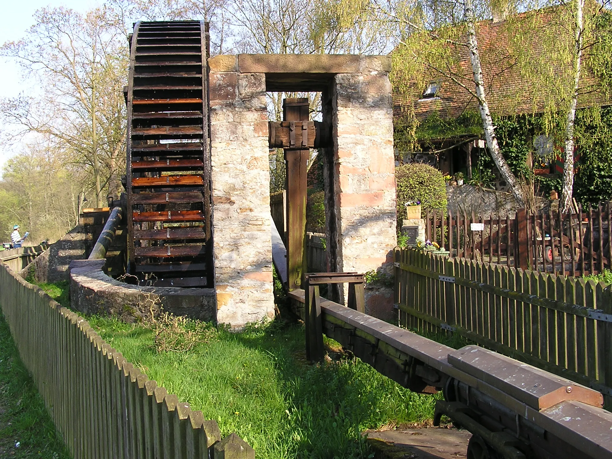 Photo showing: Water wheel at Bad Nauheim-Schwalheim, powered by the Wetter. The wheel run the pumps at the graduation towers in Bad Nauheim by moving a bar.