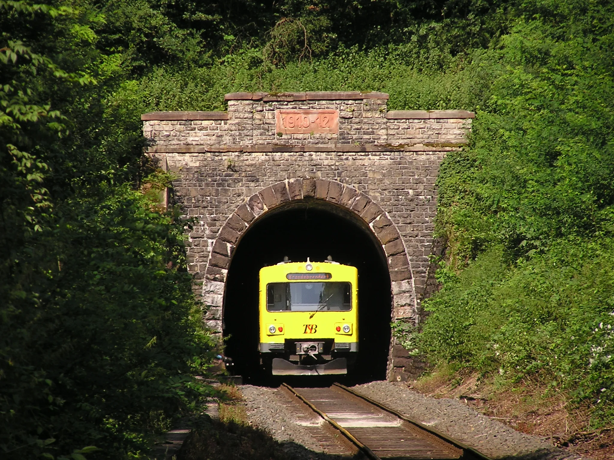 Photo showing: A VT 2E of the Taunusbahn hast just entered the Hasselborn Tunnel