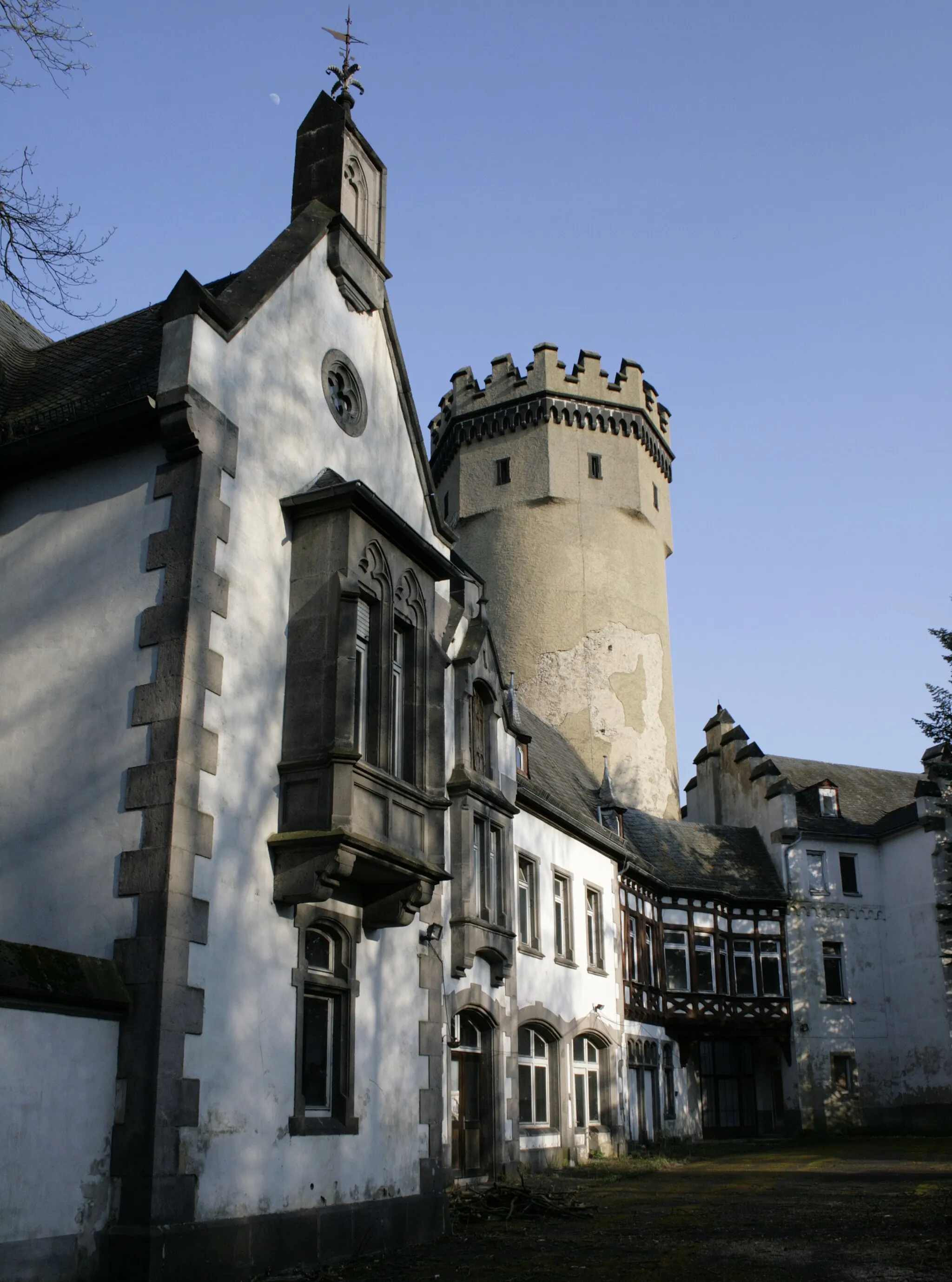 Photo showing: Hof der Burg Dehrn, Deutschland