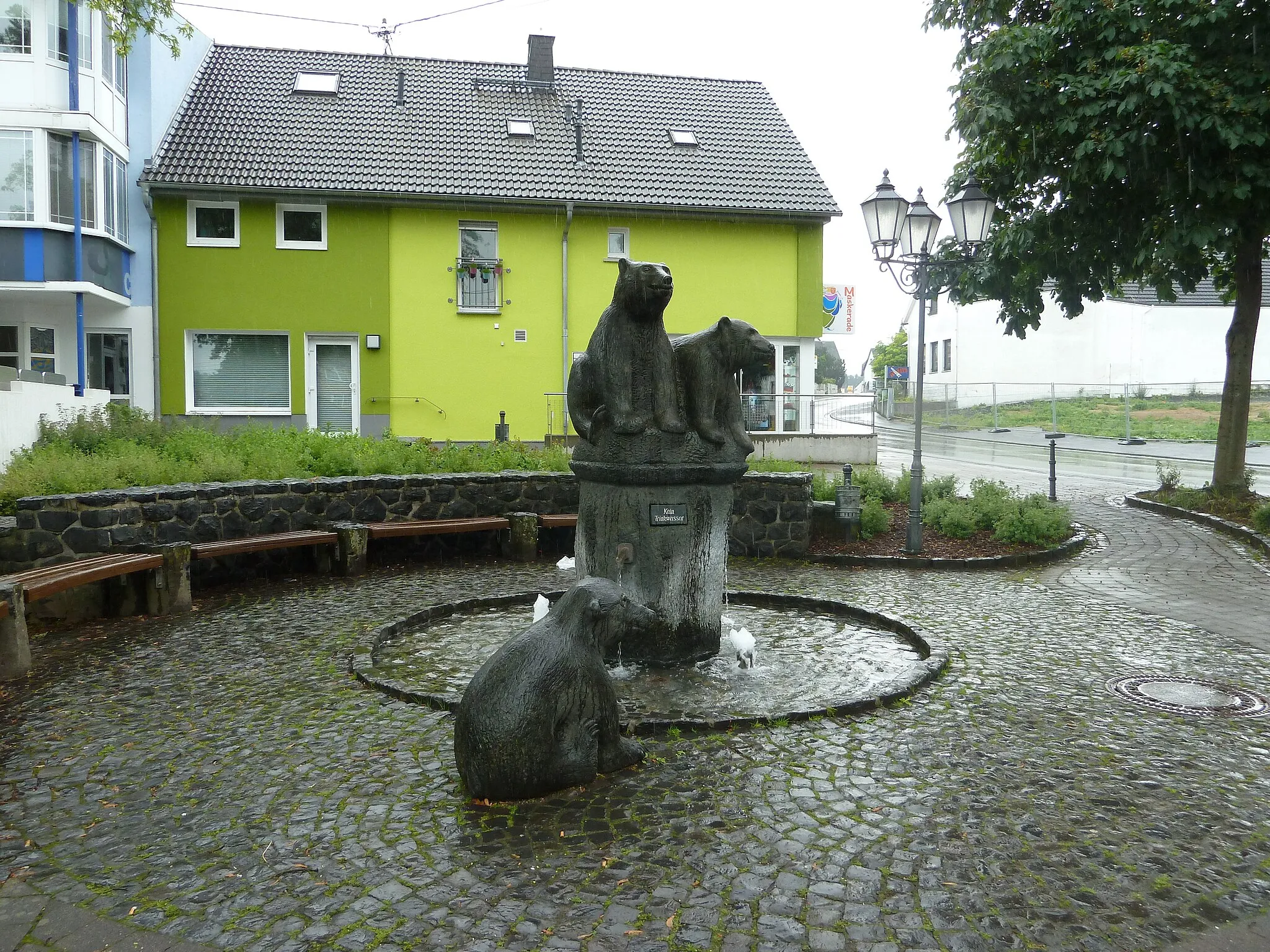 Photo showing: Bärenbrunnen, a fountain in the German village Hundsangen.