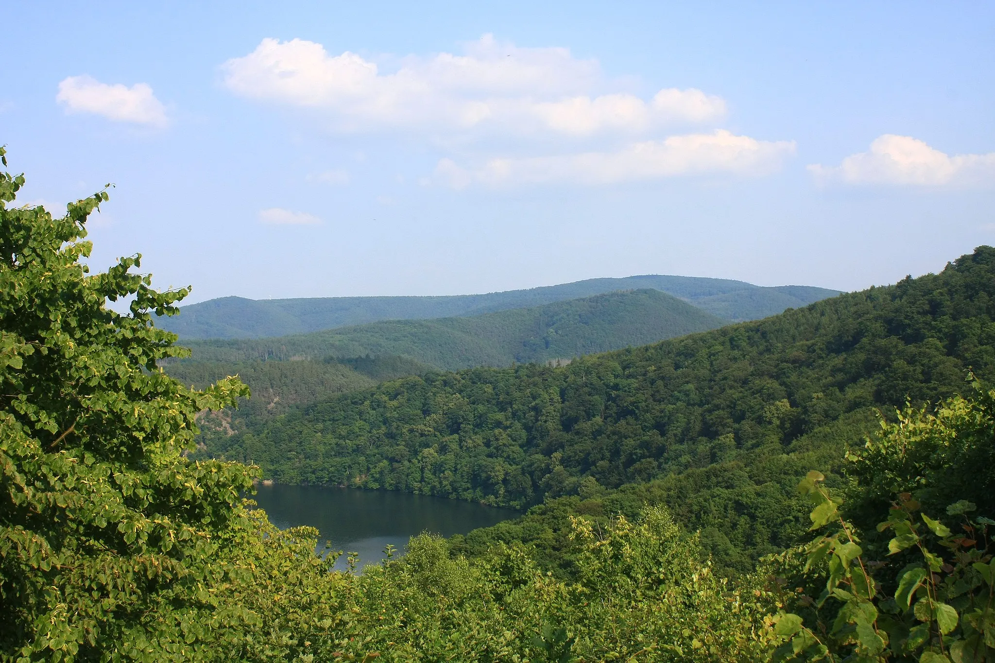 Photo showing: Kellerwald-Edersee National Park, View from the Ringelsberg near Asel-Süd over a part of the Edersees in the direction East-Southest, Mountains in the Background: Arensberg with Wooghölle, Bloßenberg, Daudenberg, Dicker Kopf, Ochsenwurzelskopf, Burberg;
Waldeck-Frankenberg district, Hesse, Germany