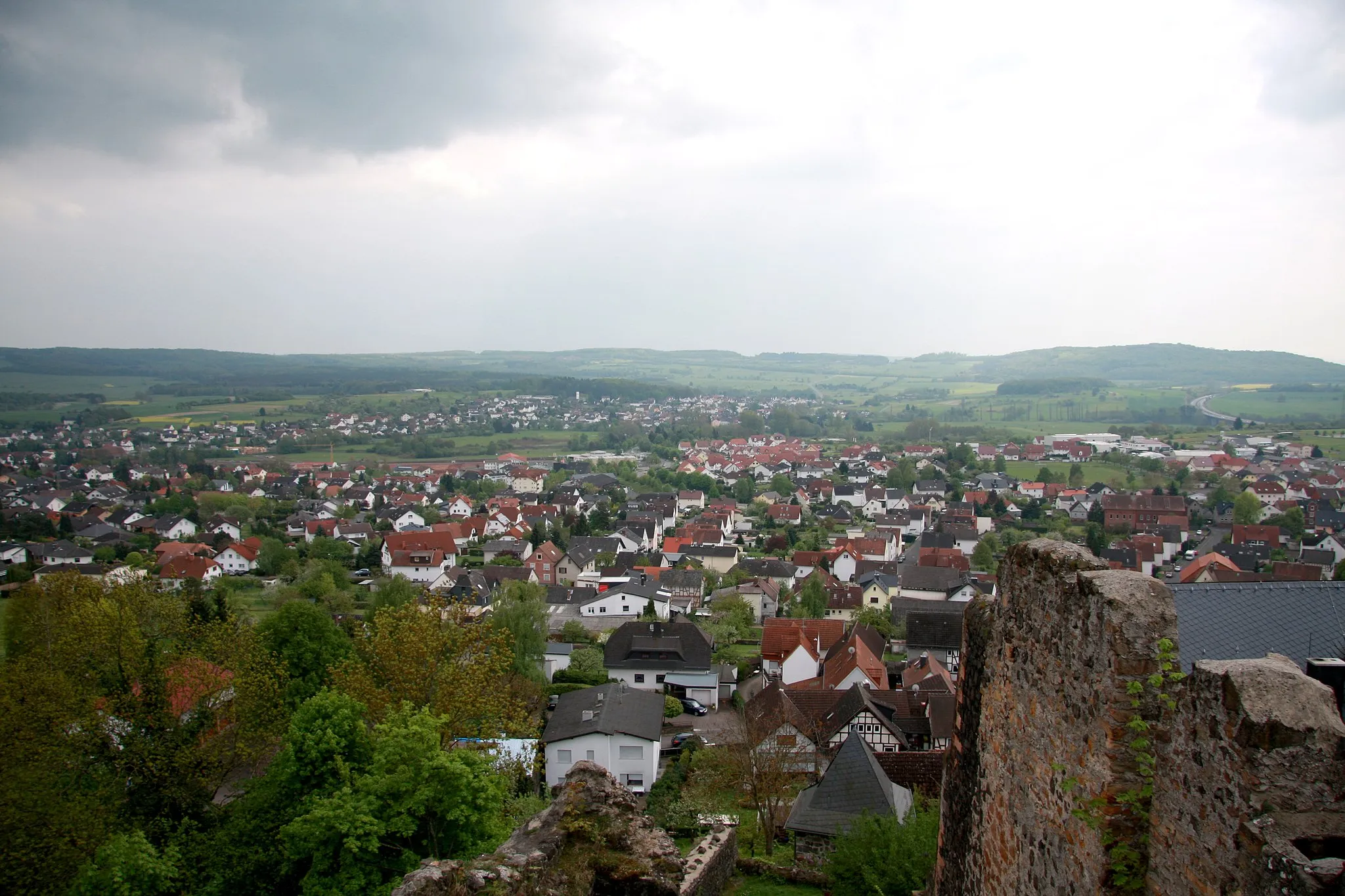 Photo showing: Blick auf Mainzlar von der Burg Staufenberg (Hessen)