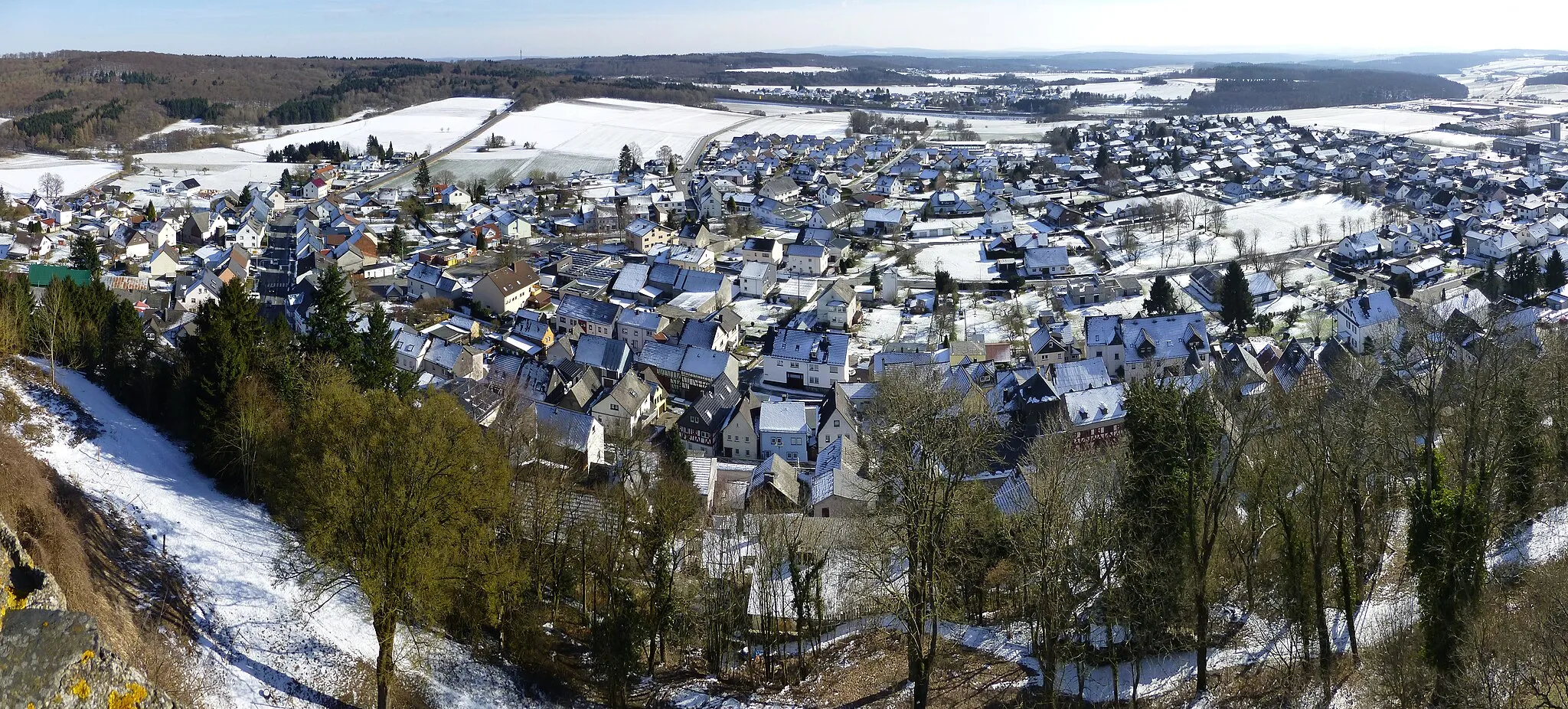 Photo showing: Panoramablick vom Bergfried der Burg Merenberg über Merenberg nach Südosten; im Hintergrund die Berge des Taunus