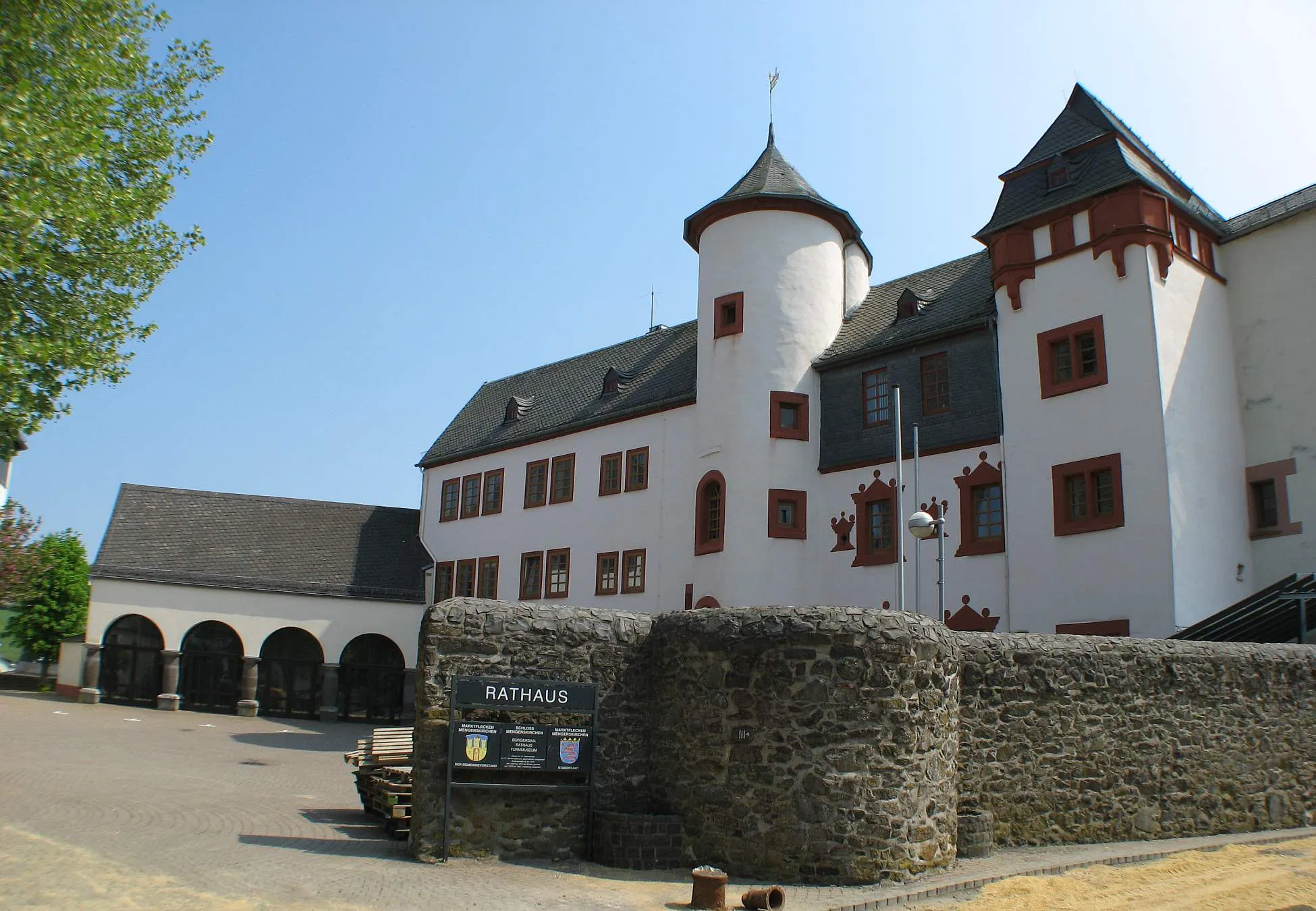 Photo showing: Schloss in Mengerskirchen erbaut ab 1341, heute Rathaus