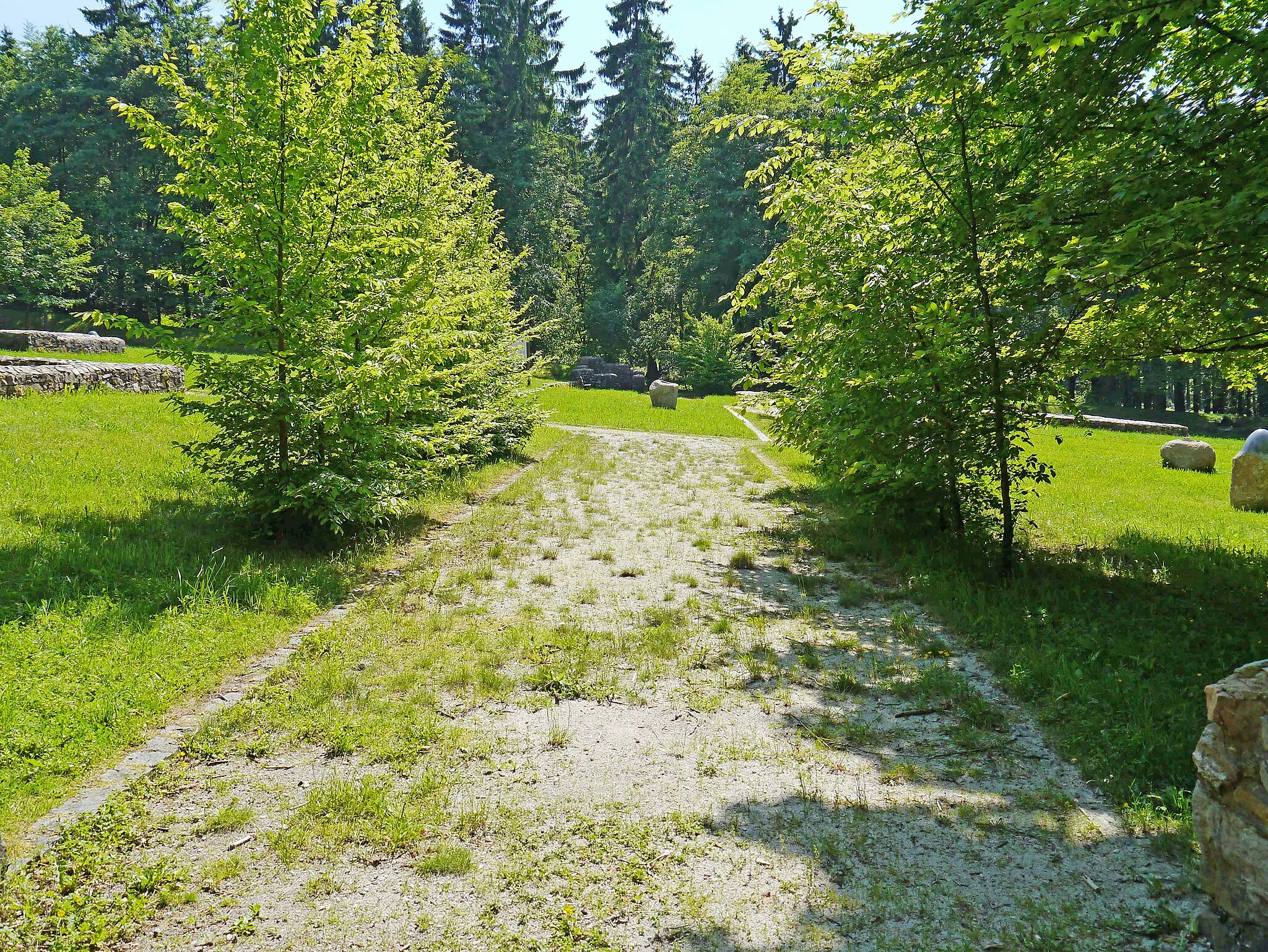 Photo showing: Kastell Kleiner Feldberg im Taunus während der Skulpturenausstellung Blickachsen 9, 2013. Acht Skulpturen von Masayuki Koorida. Blick von Ost (Weilseite) nach West.