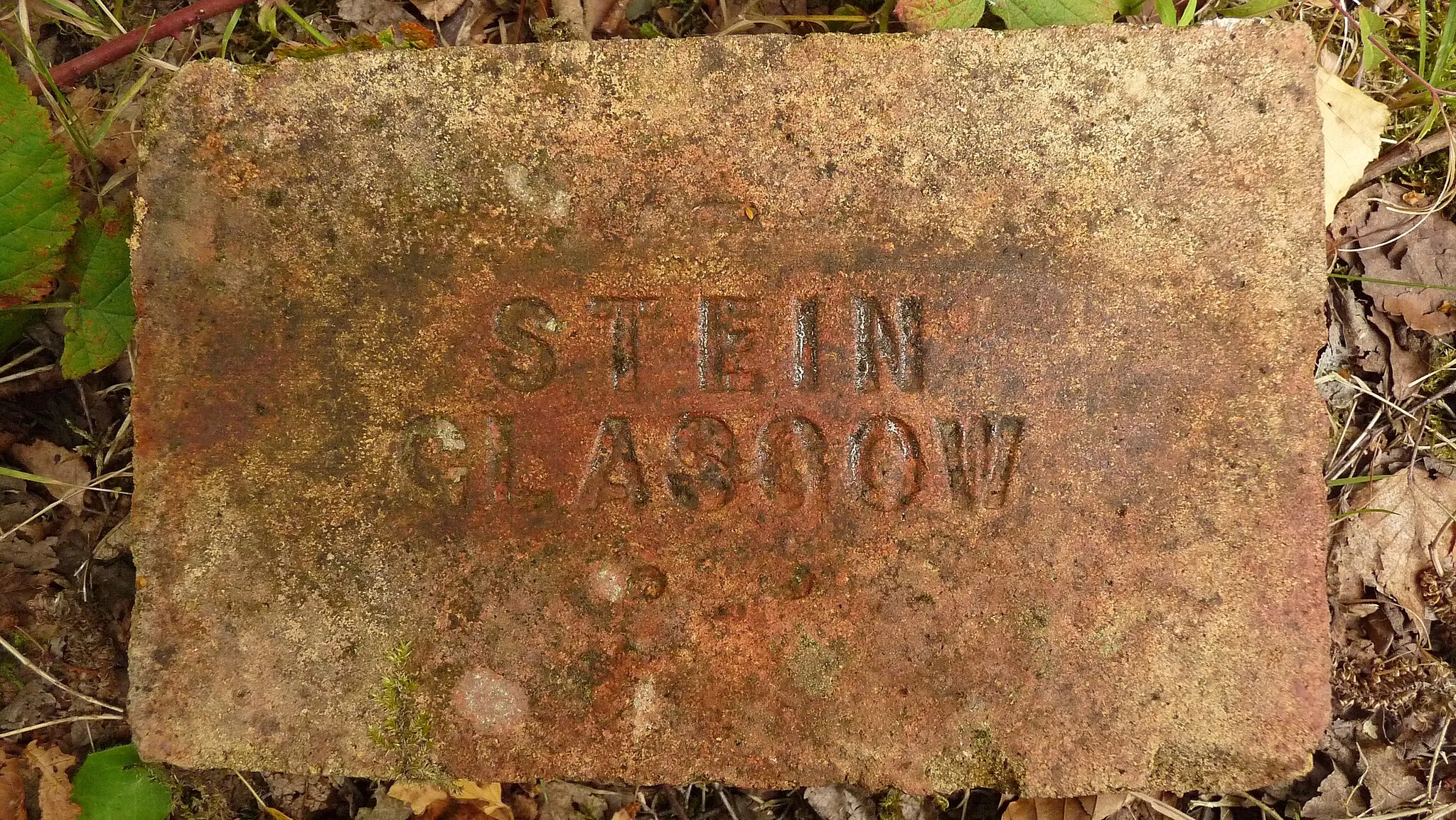 Photo showing: Stein Glasgow fire brick.

The 'Thistle' and 'Stein' brands are believed to have been manufactured in Scotland by J G Stein who had works in the Castlecary / Bonnybridge area and also at Manuel near Linlithgow.  'Thistle' was a 38% alumina firebrick but the Stein brands varied in alumina content.