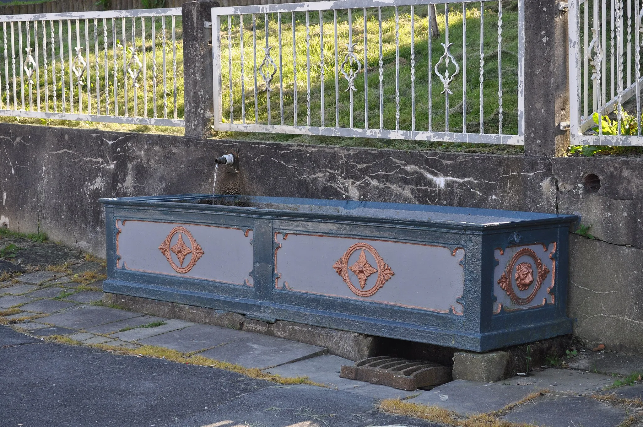 Photo showing: Gusseiserner Brunnen in Laubach, Stockheimer Seite