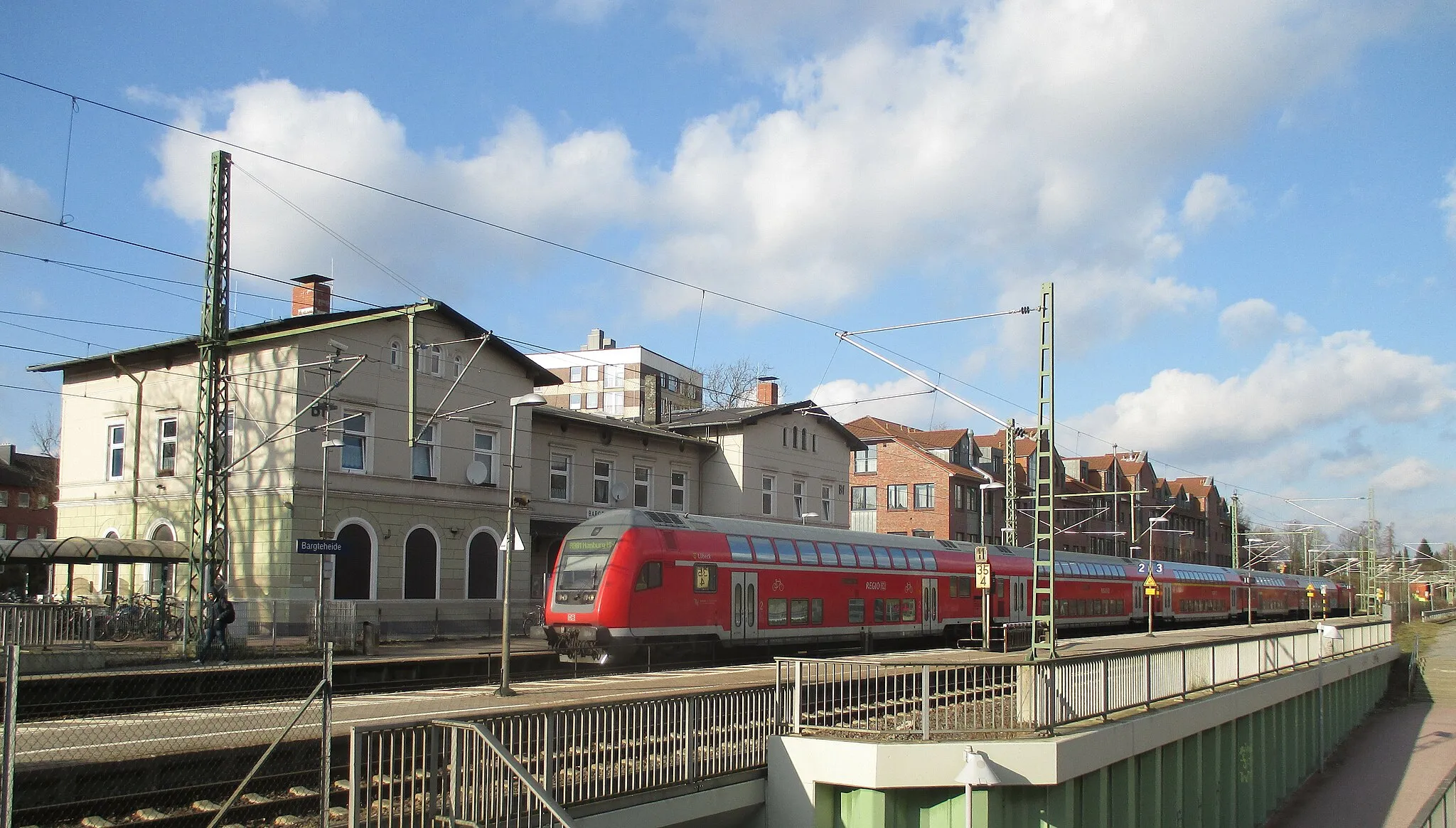 Photo showing: Bahnhof Bargteheide. Die Bahnstrecke Hamburg-Lübeck ist eine Lebensader und führt die Züge auch nach Skandinavien.