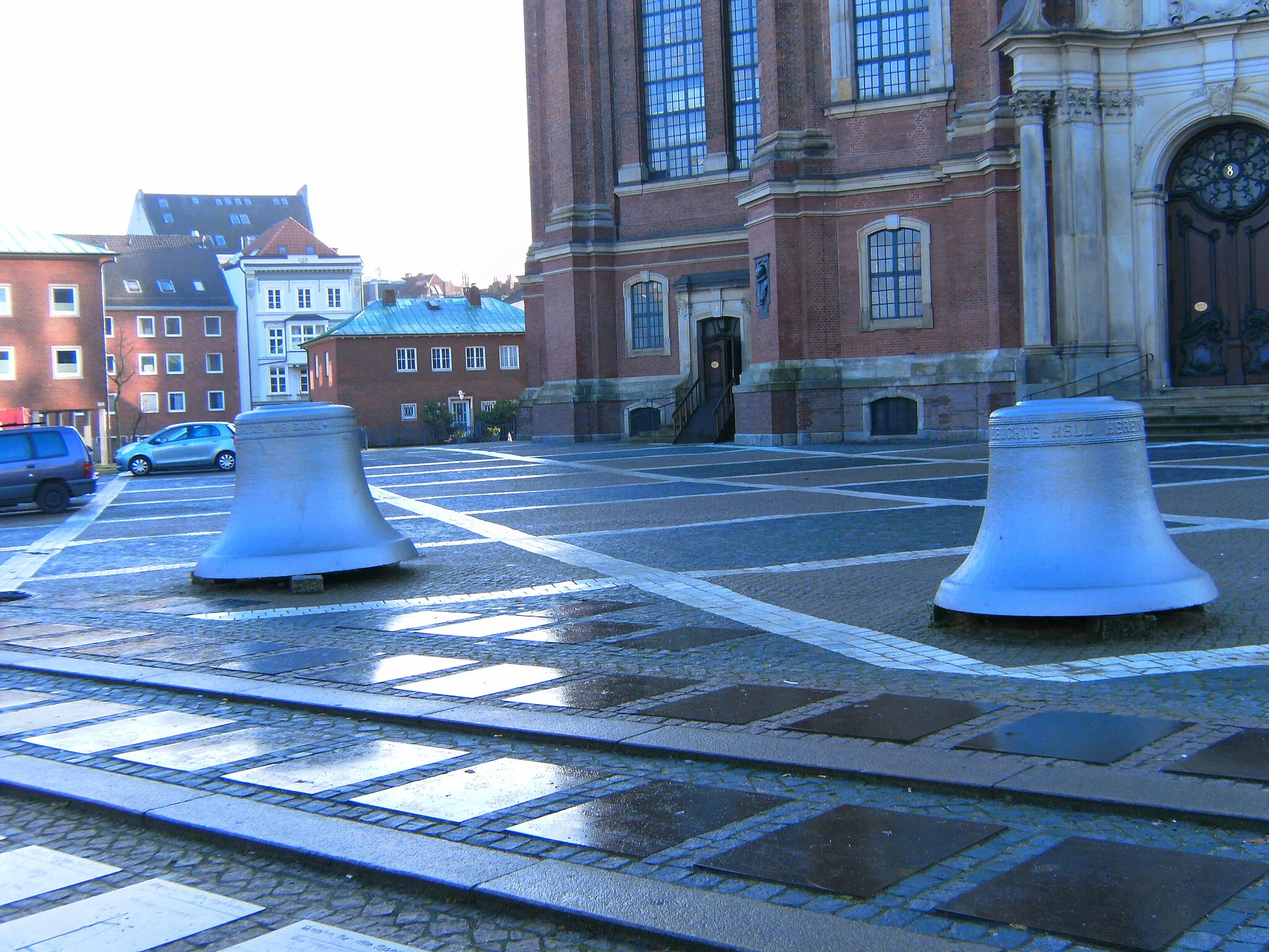 Photo showing: These two hour bells from 1924 of Hauptkirche Sankt Michaelis in Hamburg were damaged in World War II (fixing, bell clapper) and are now exposed on the terrace of the church to the public. In 1974 two new hour bells were installed instead in the bell tower.