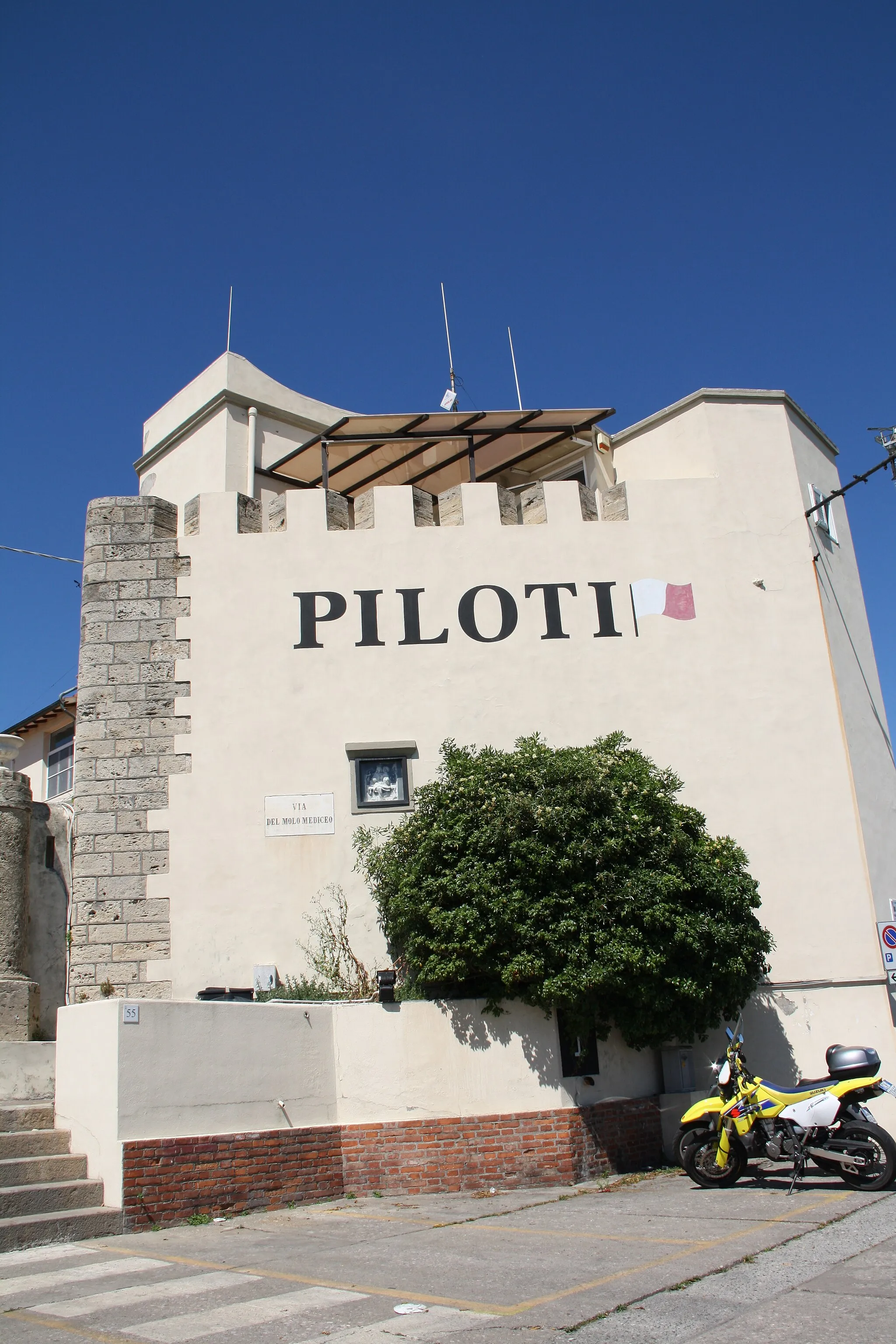 Photo showing: Italy, Livorno, Via del Molo Mediceo. The Port of Livorno pilot station.