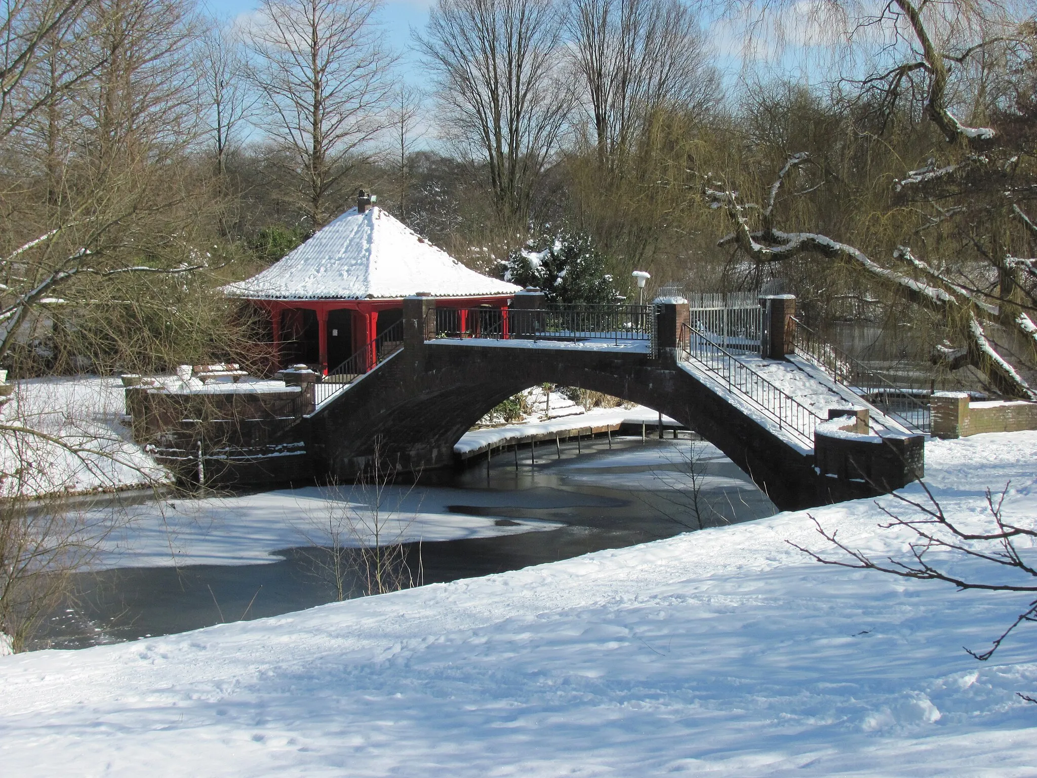 Photo showing: Von Fritz Schumacher entworfene Brücke zur Liebesinsel im Stadtparksee